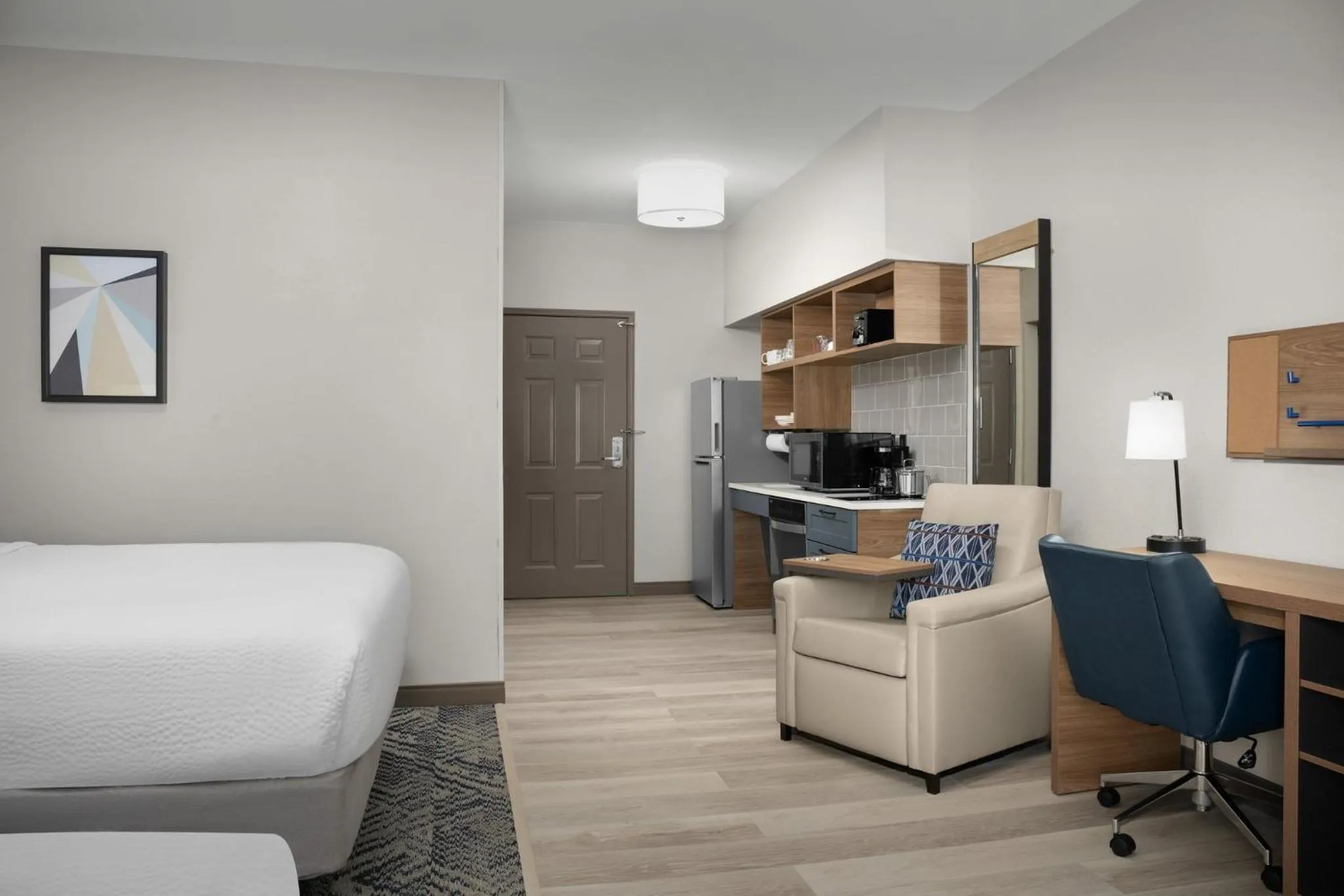 Photo of the whole room, Bed in Candlewood Suites Alexandria - Fort Belvoir by IHG