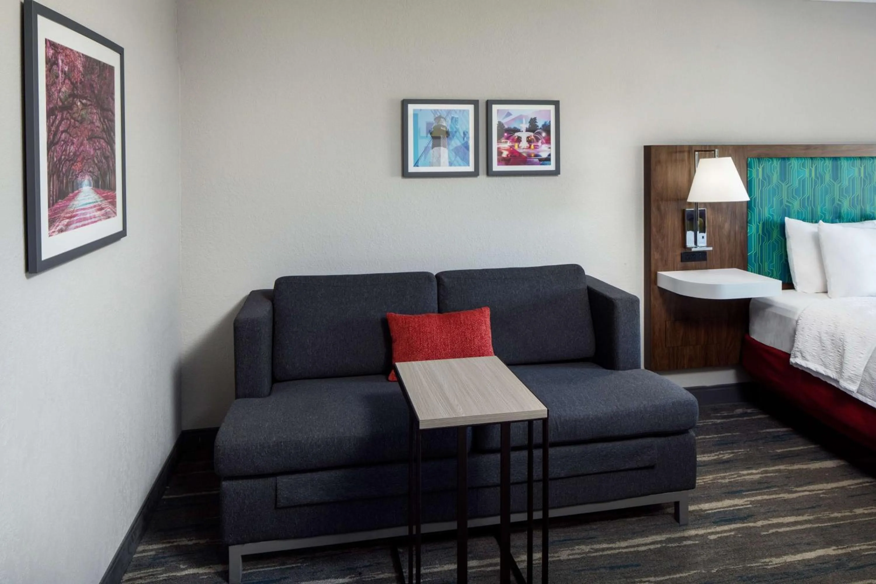 Living room, Bed in Hampton Inn & Suites Savannah - I-95 South - Gateway