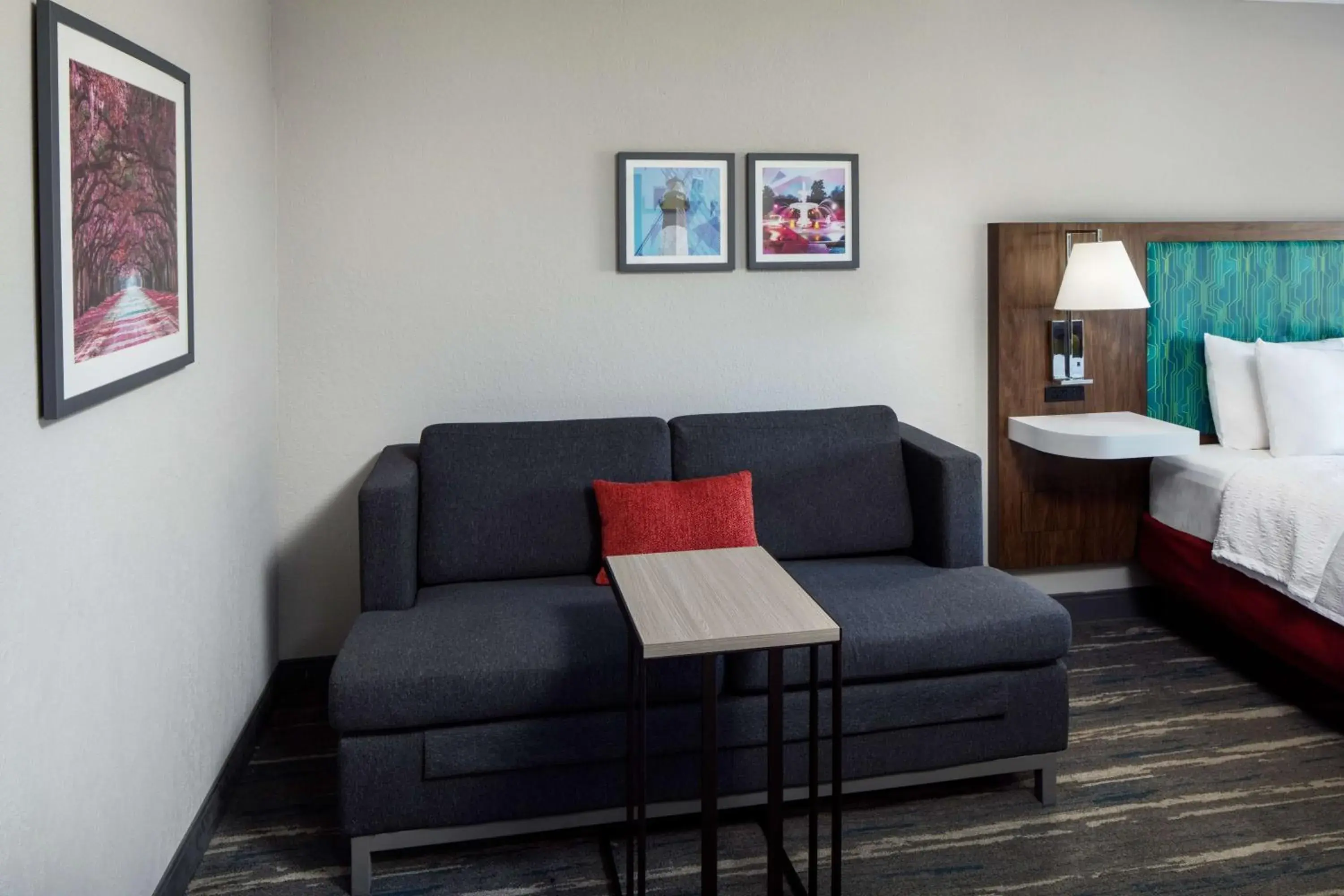 Living room, Bed in Hampton Inn & Suites Savannah - I-95 South - Gateway Living room, Bed in Hampton Inn & Suites Savannah - I-95 South - Gateway