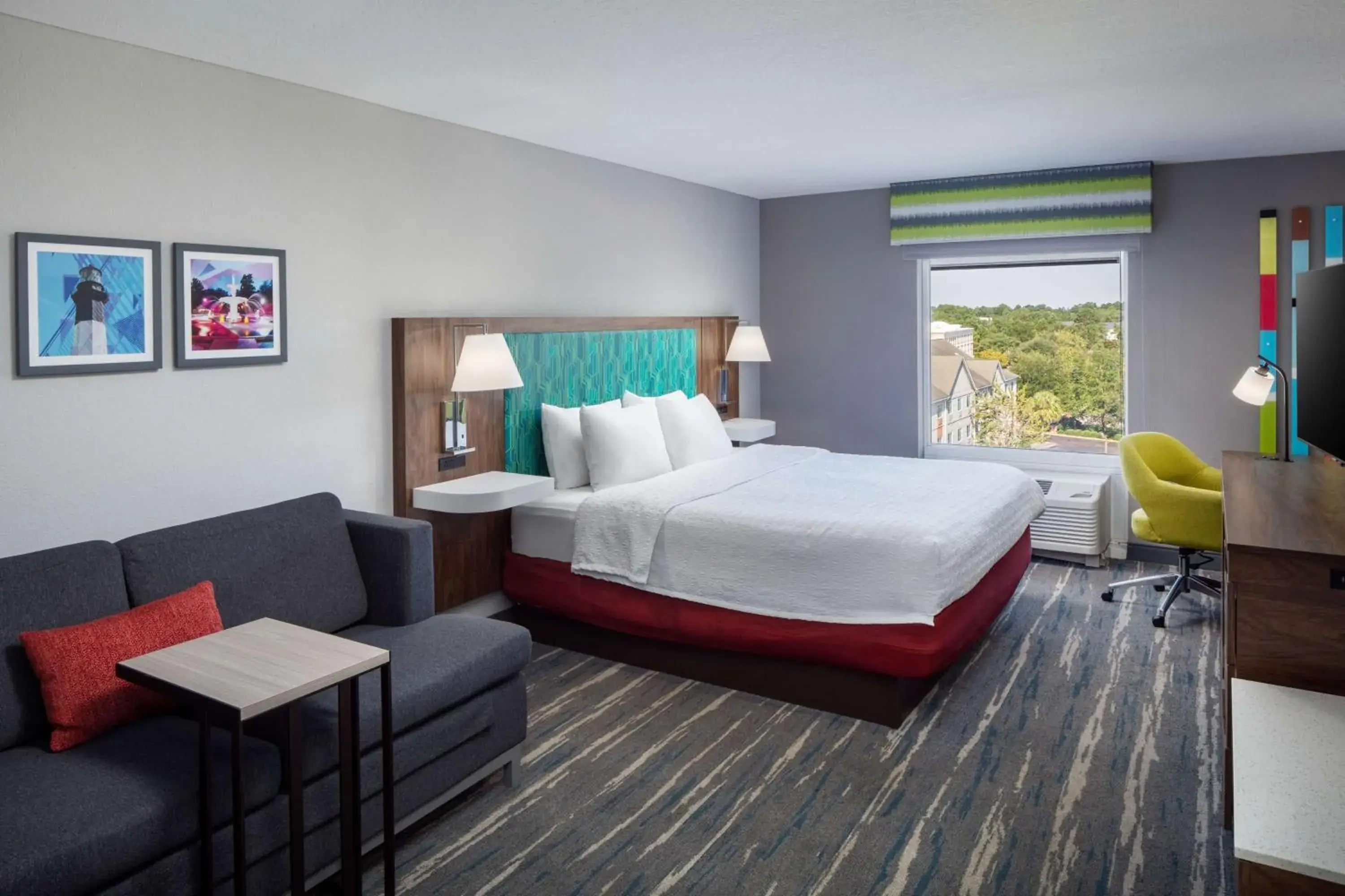 Living room, Bed in Hampton Inn & Suites Savannah - I-95 South - Gateway Living room, Bed in Hampton Inn & Suites Savannah - I-95 South - Gateway