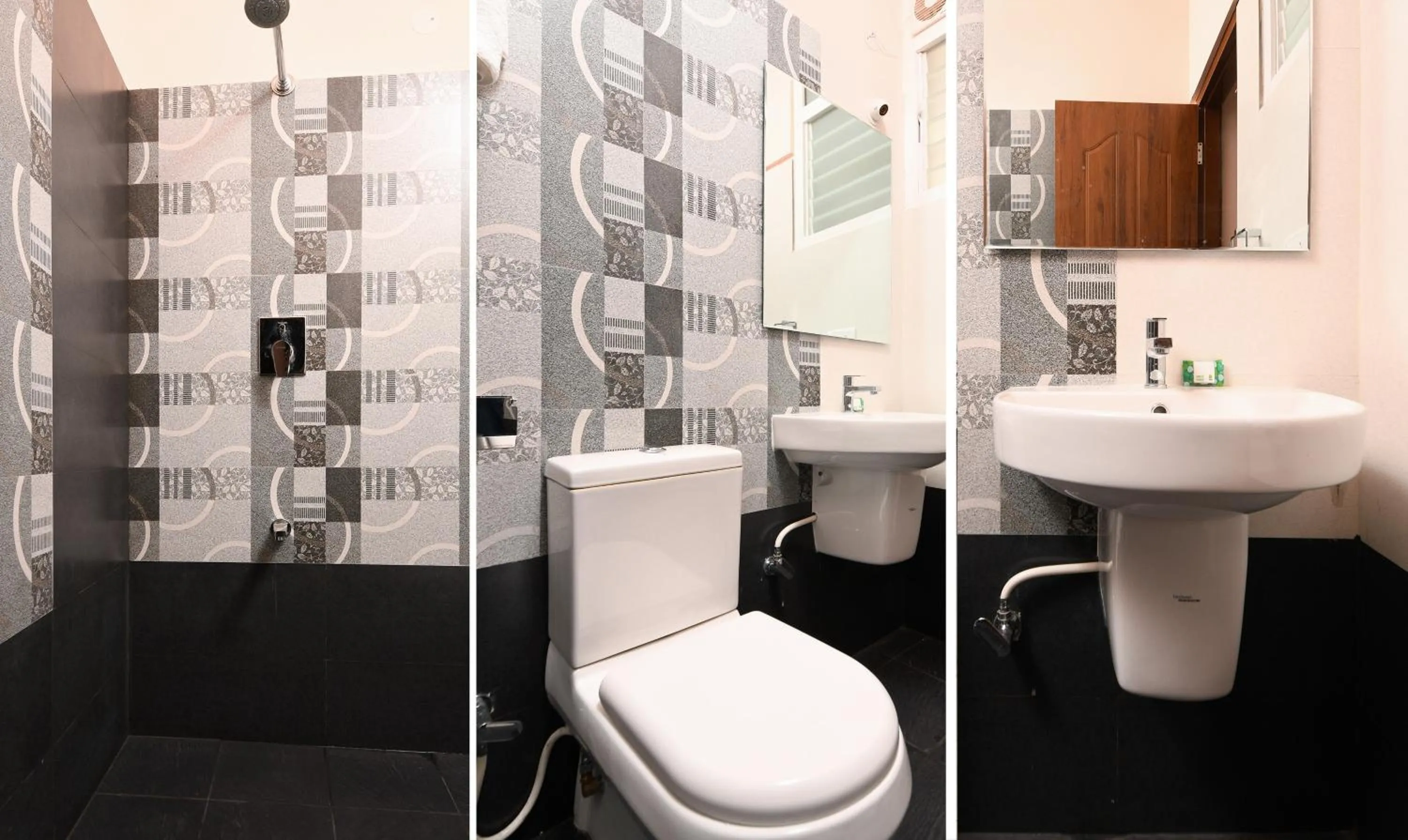 Toilet in Itsy Hotels Shivas Kuteera