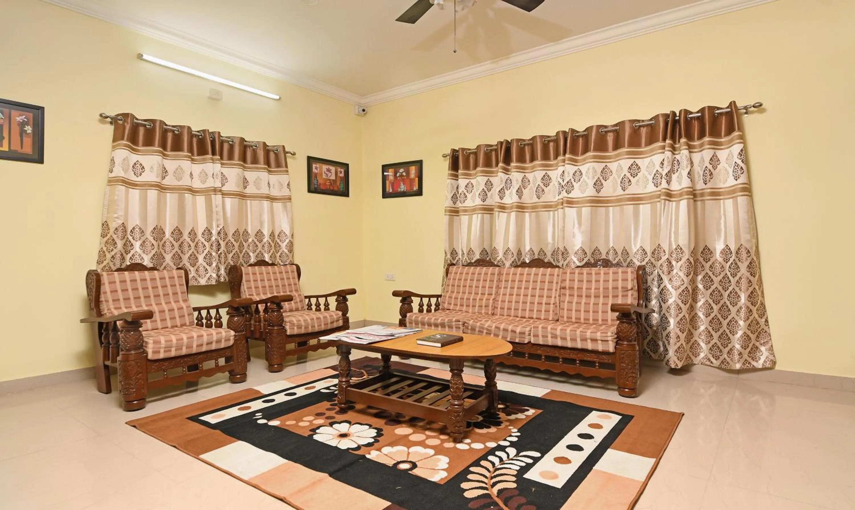 Seating area in Itsy Hotels Shivas Kuteera