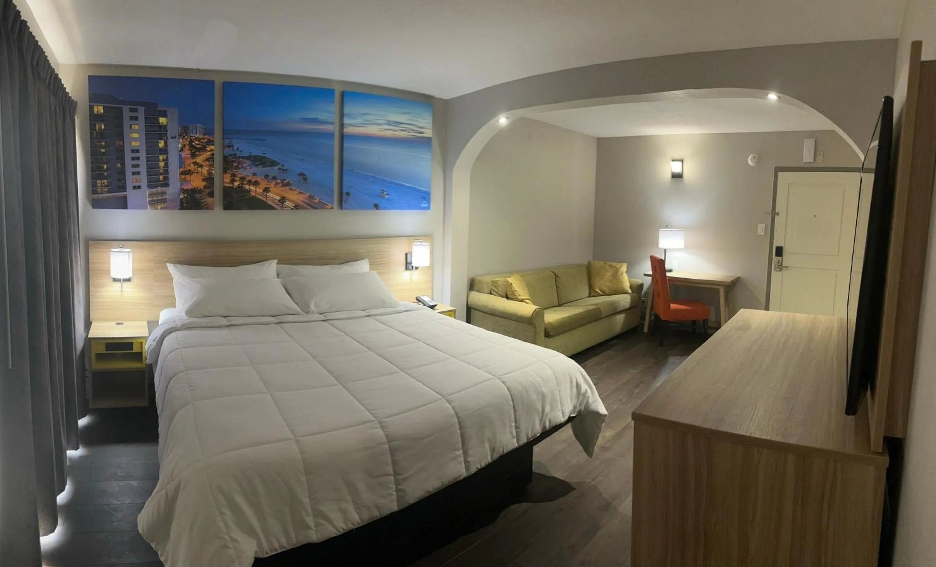 Bed in Days Inn & Suites by Wyndham Tampa - Ybor City