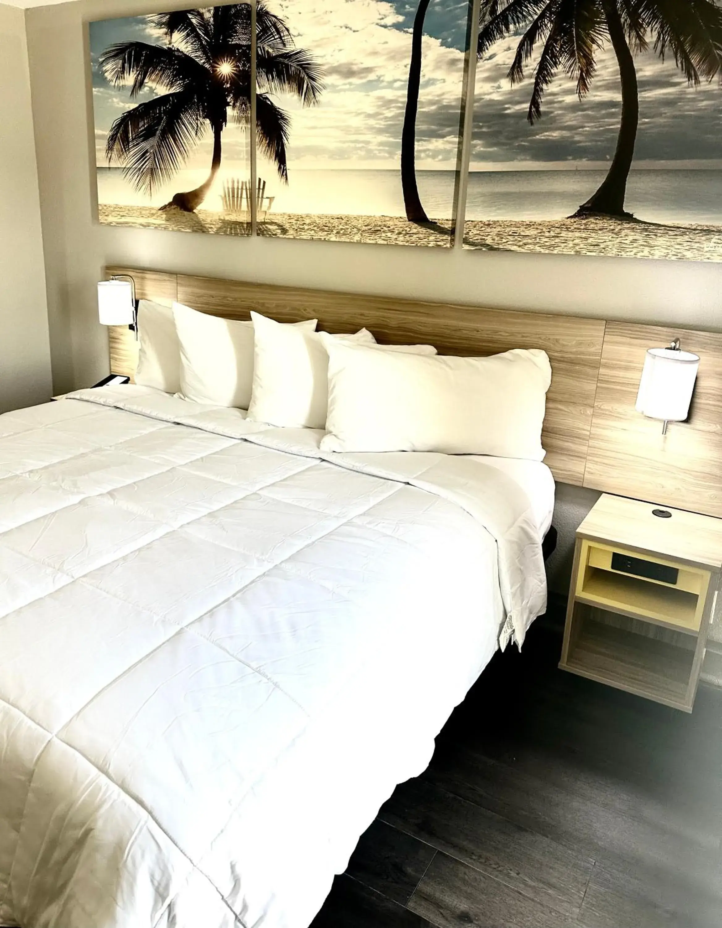 Bed in Days Inn & Suites by Wyndham Tampa - Ybor City Bed in Days Inn & Suites by Wyndham Tampa - Ybor City