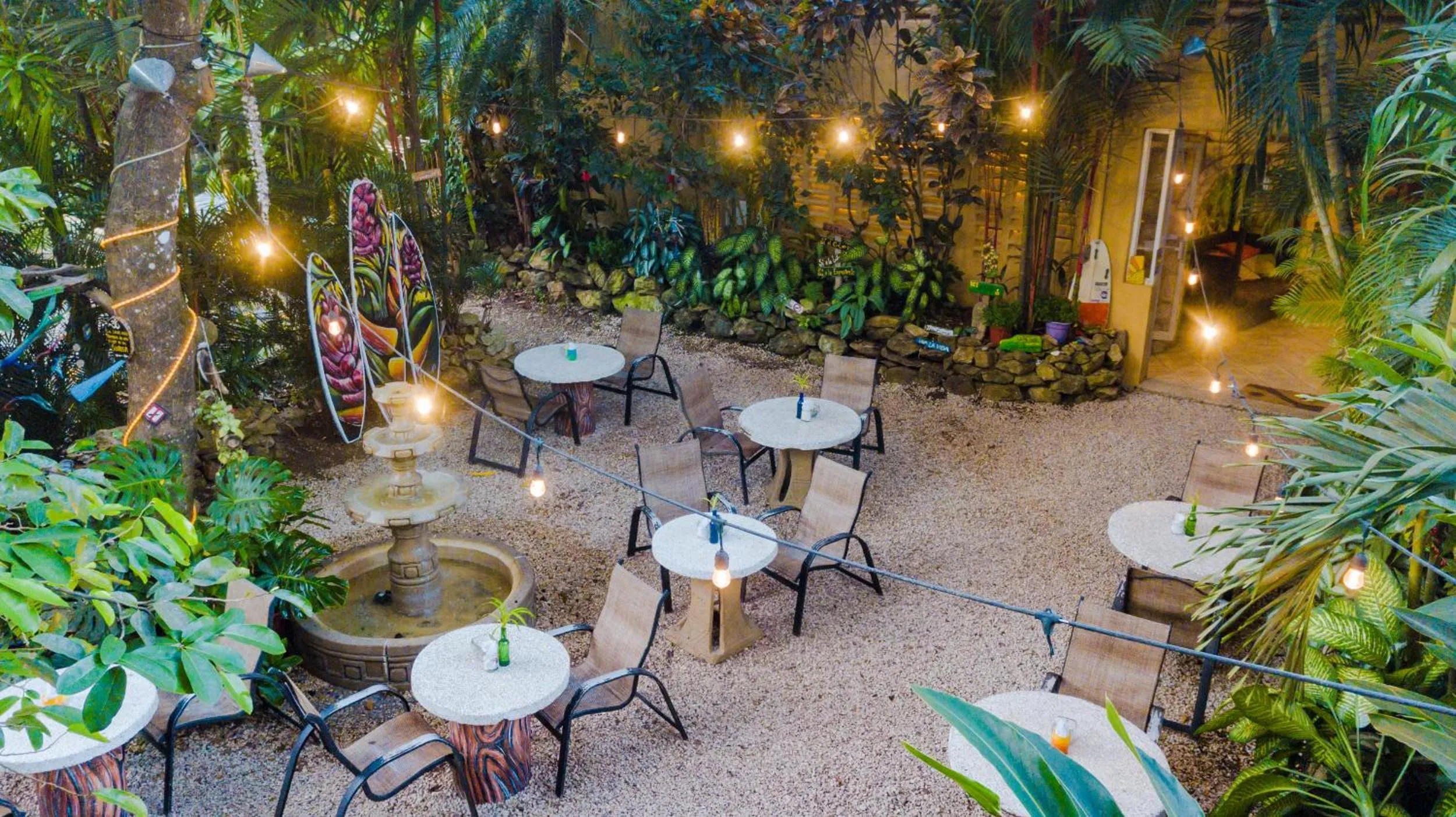 Restaurant/places to eat in El Sano Banano Beachside Hotel