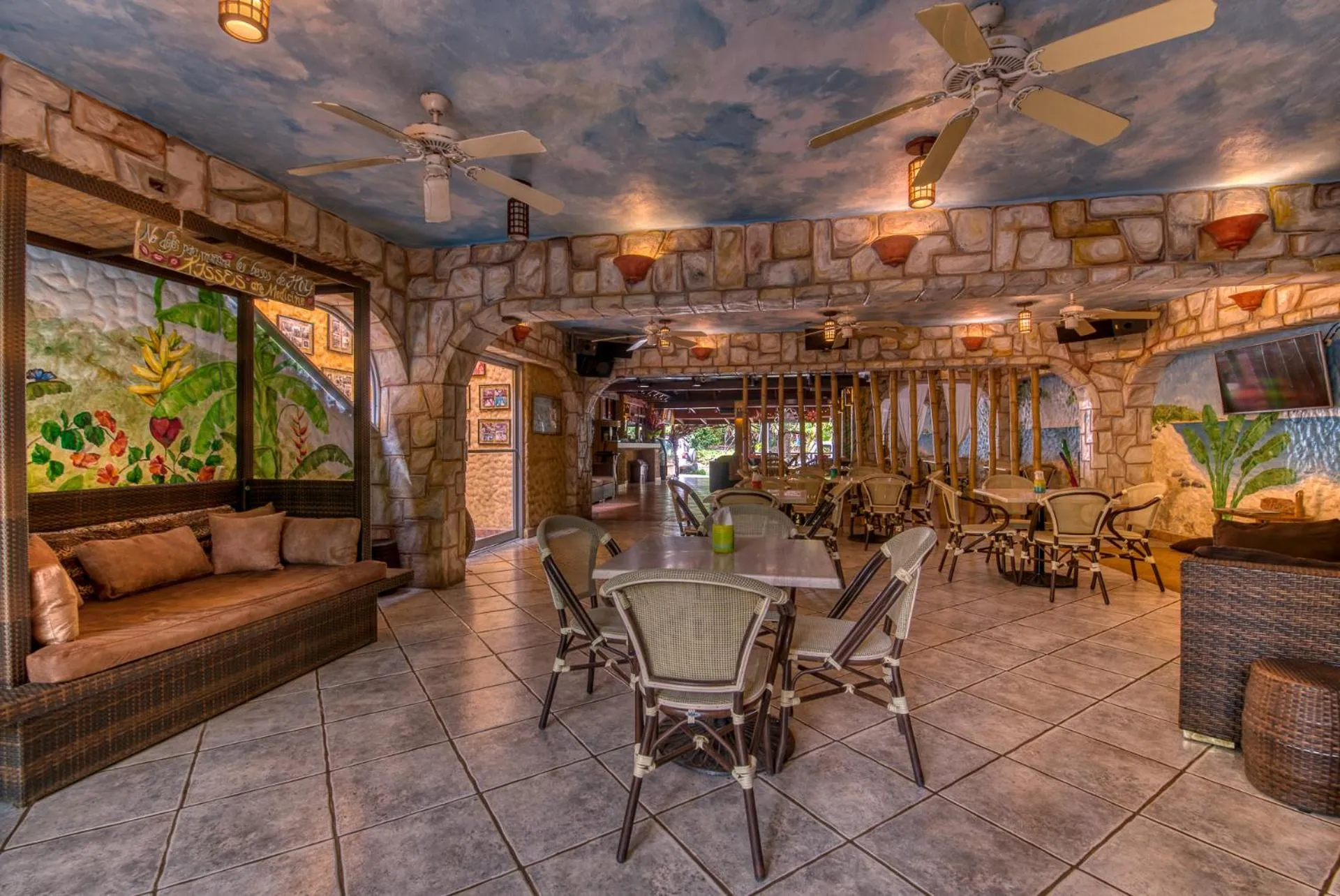 Restaurant/places to eat in El Sano Banano Beachside Hotel