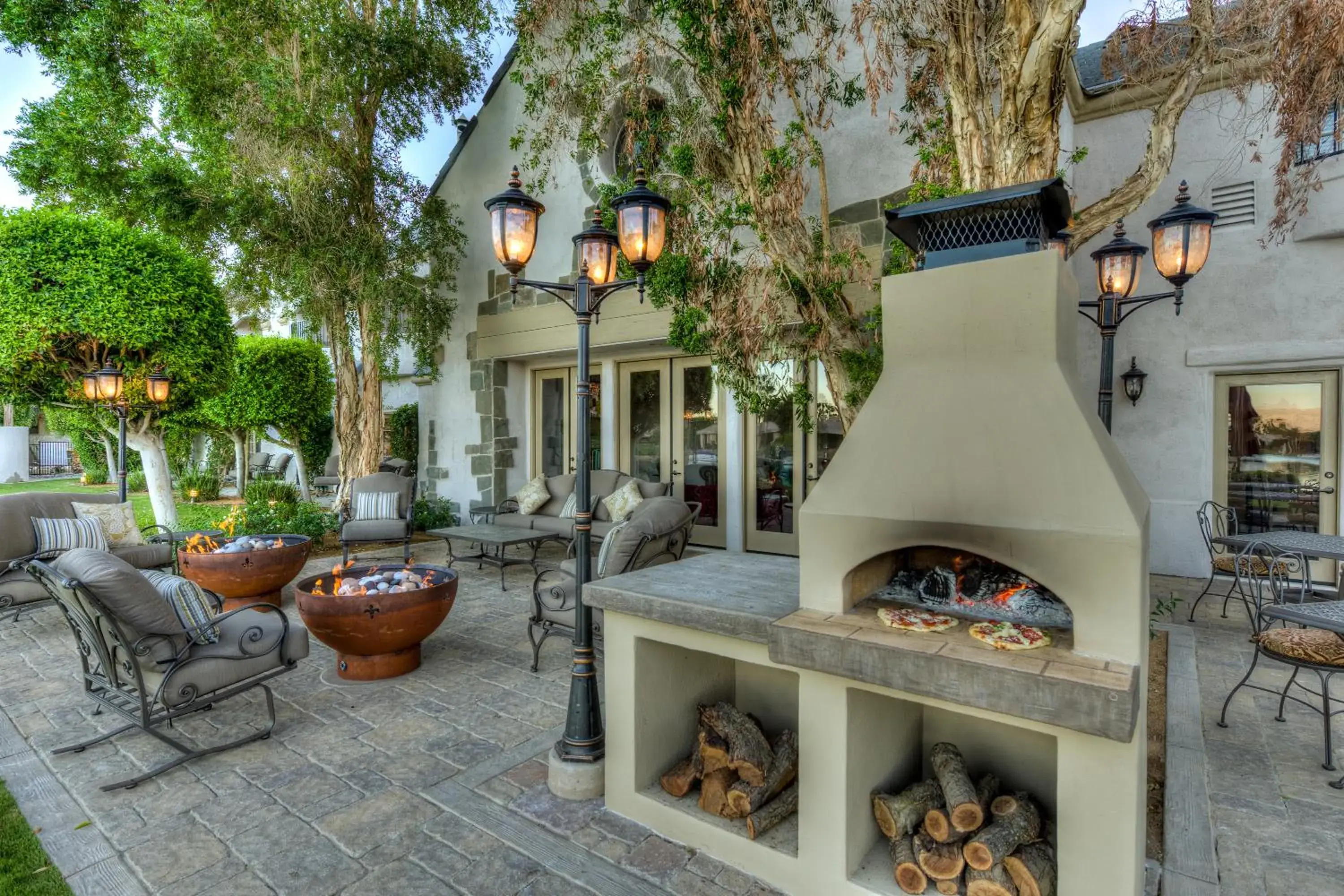 Food, BBQ Facilities in The Chateau at Lake La Quinta