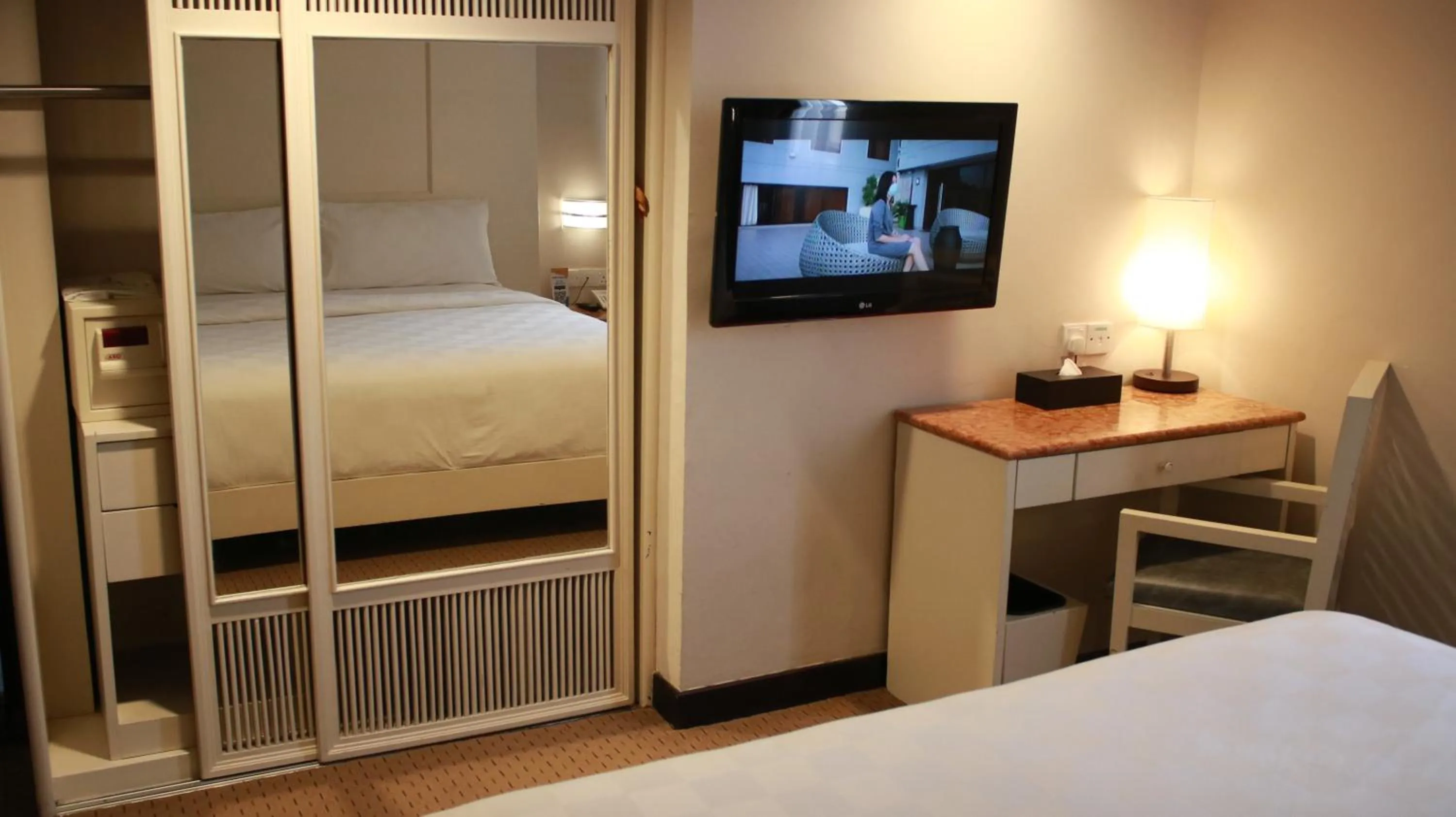 wardrobe, Bed in Beverly Hotel Batam