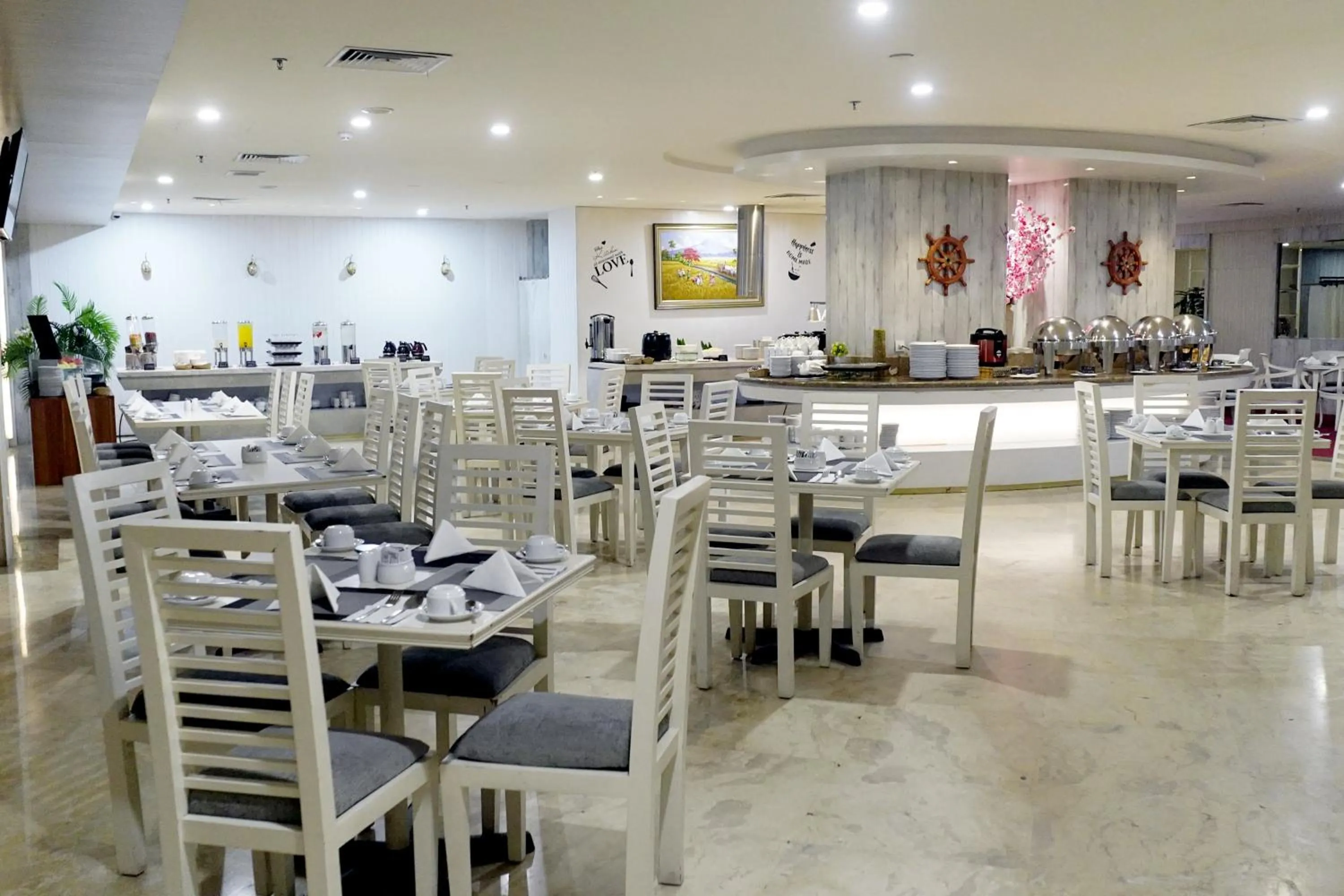Restaurant/places to eat in Beverly Hotel Batam