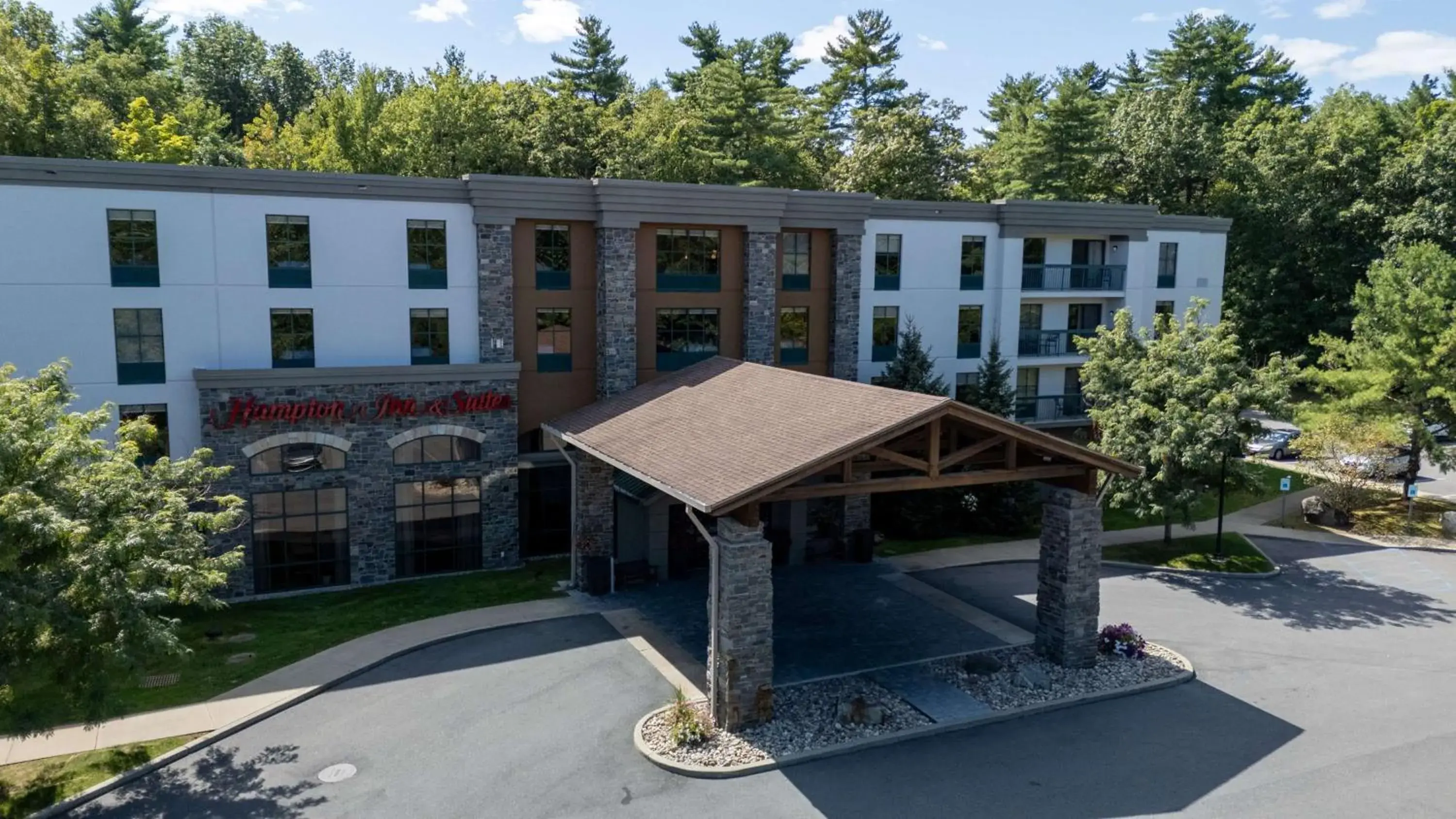 Property building in Hampton Inn & Suites Lake George Property building in Hampton Inn & Suites Lake George