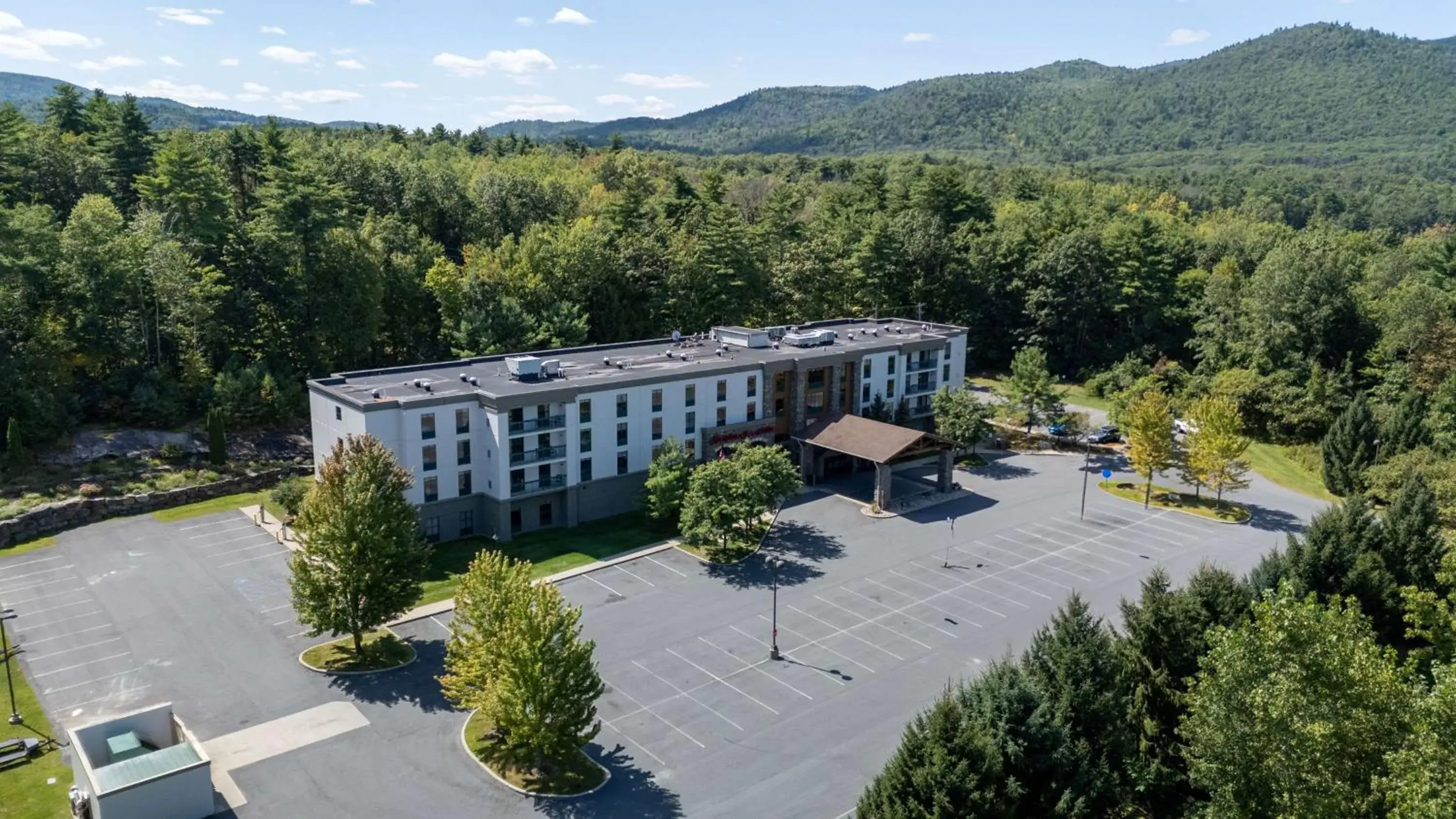 Property building in Hampton Inn & Suites Lake George Property building in Hampton Inn & Suites Lake George