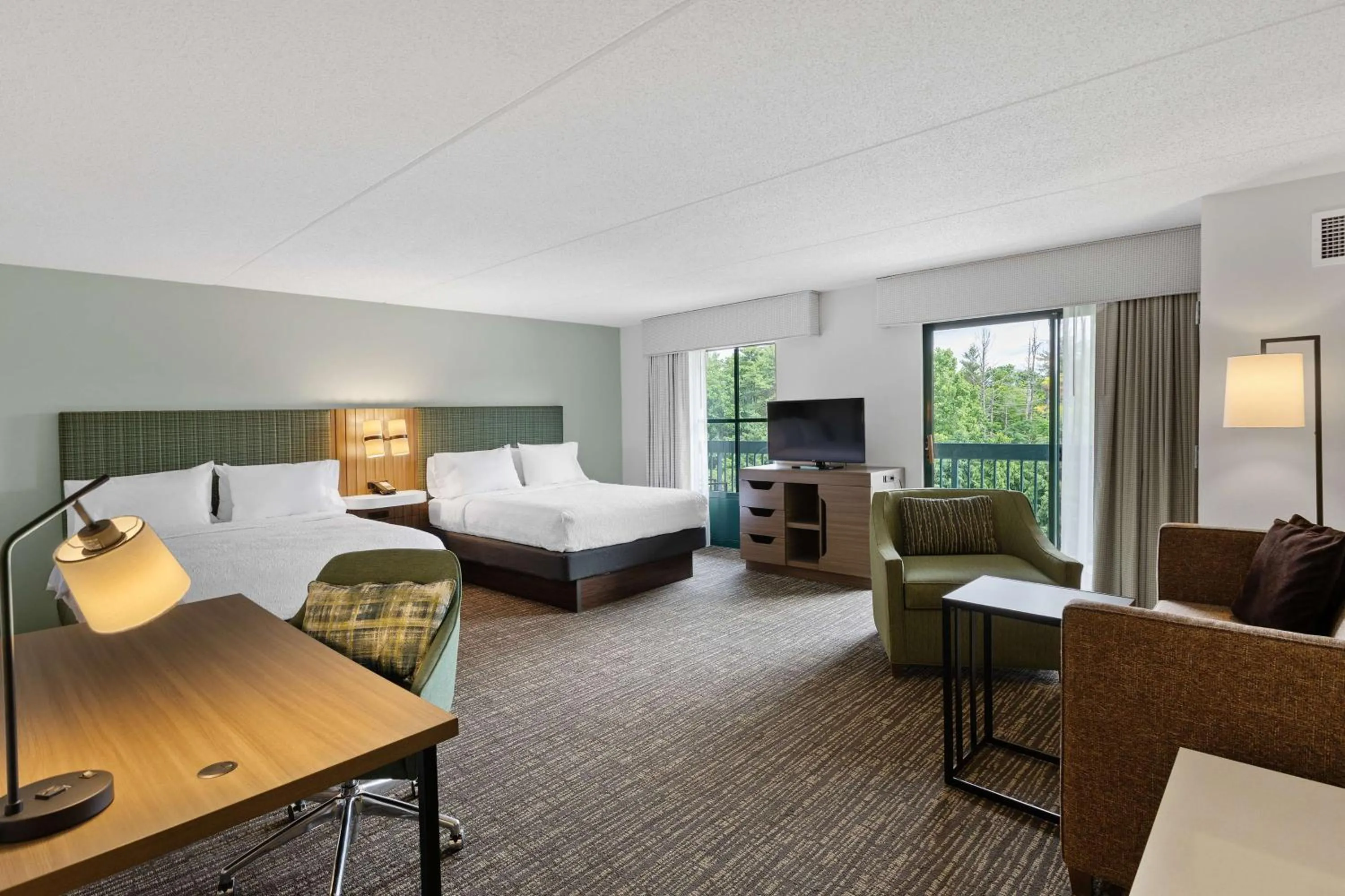 Living room, Bed in Hampton Inn & Suites Lake George