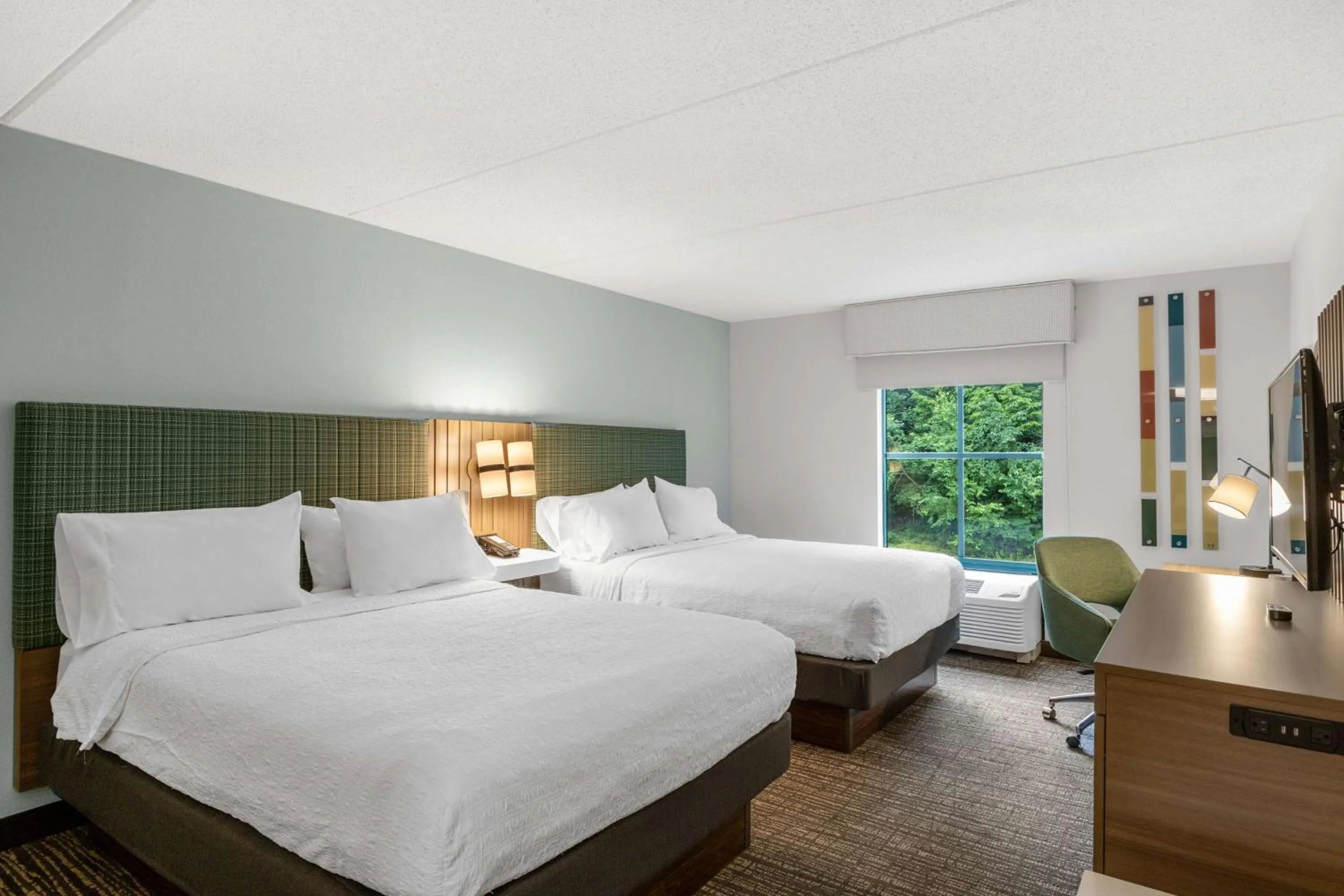 Bed in Hampton Inn & Suites Lake George