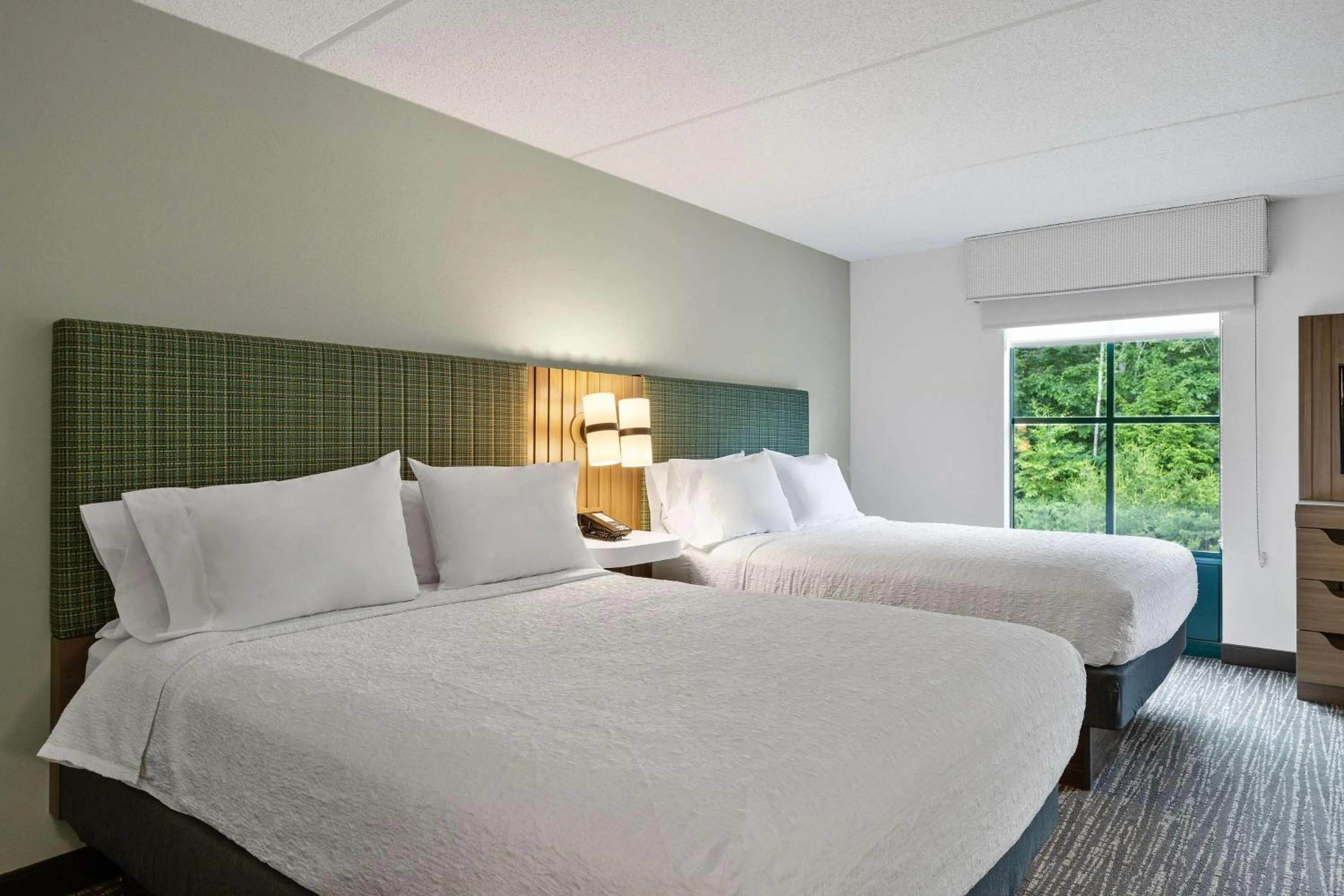 Bed in Hampton Inn & Suites Lake George