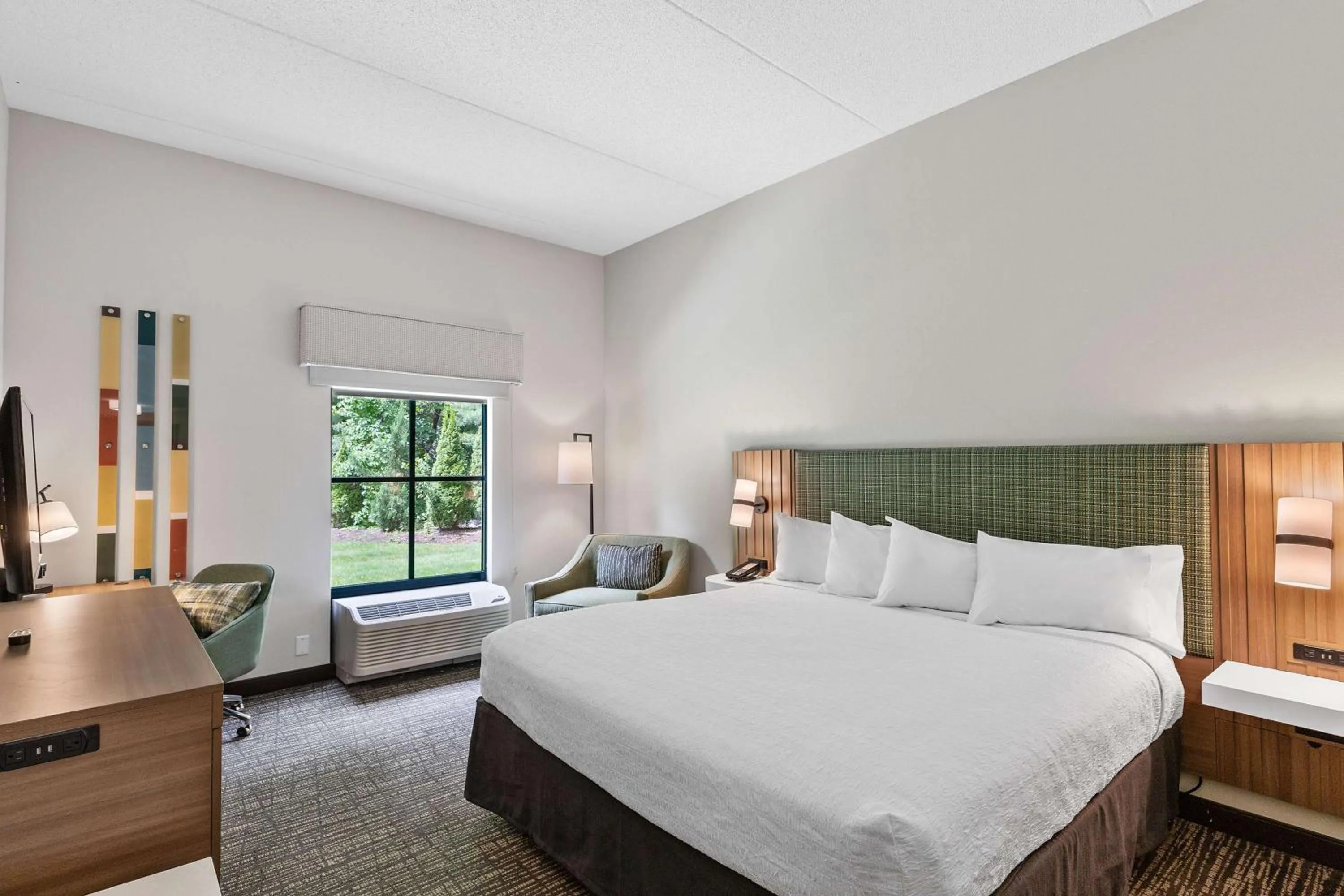 Bed in Hampton Inn & Suites Lake George