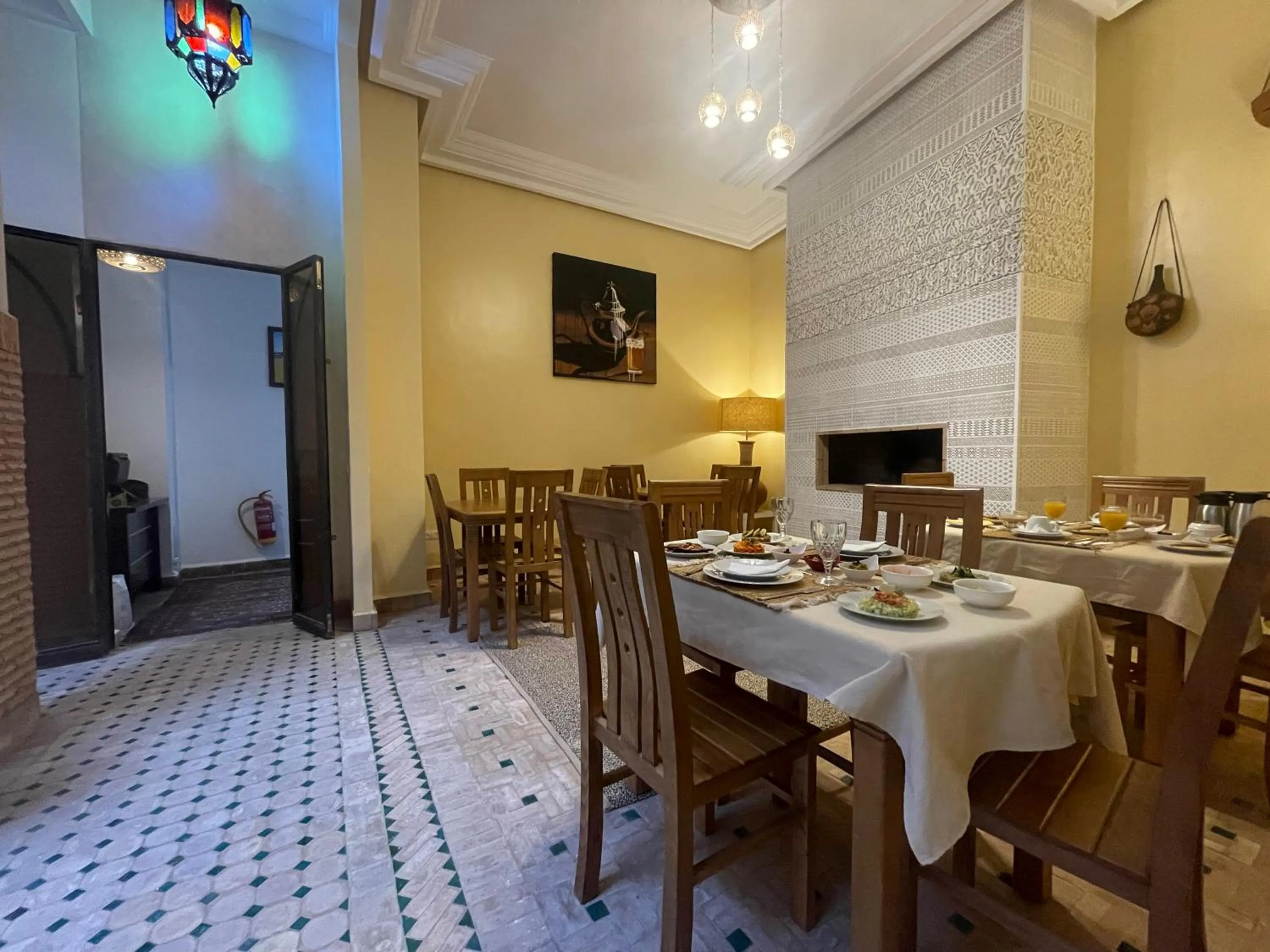 Restaurant/places to eat in Riad Samarine