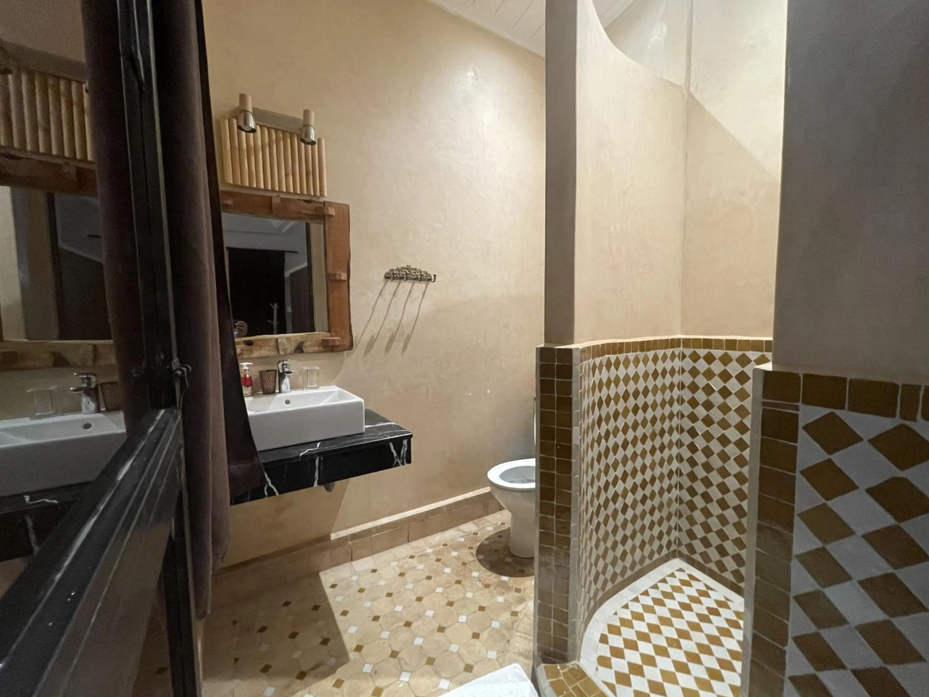 Shower in Riad Samarine