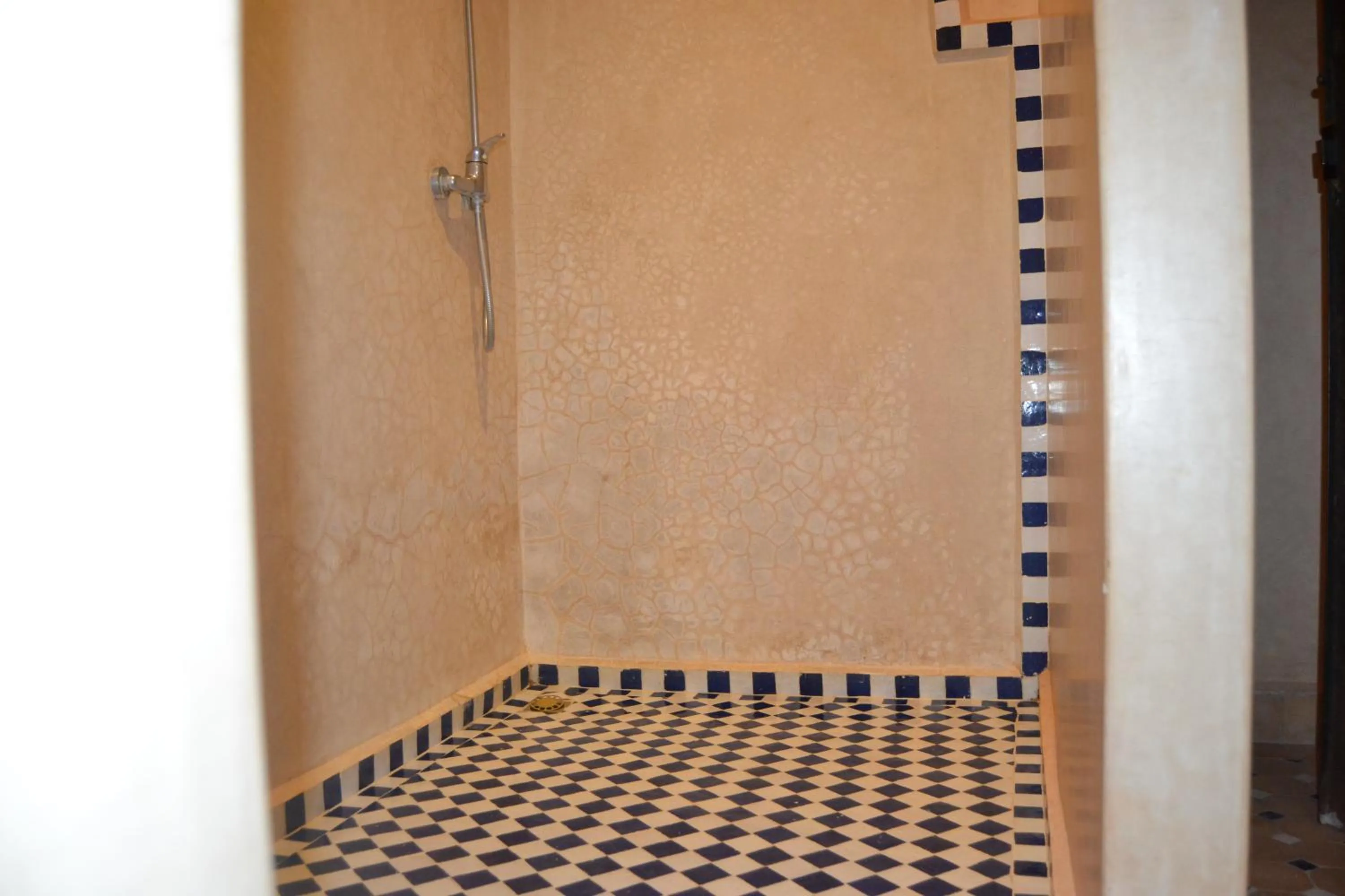 Shower in Riad Samarine