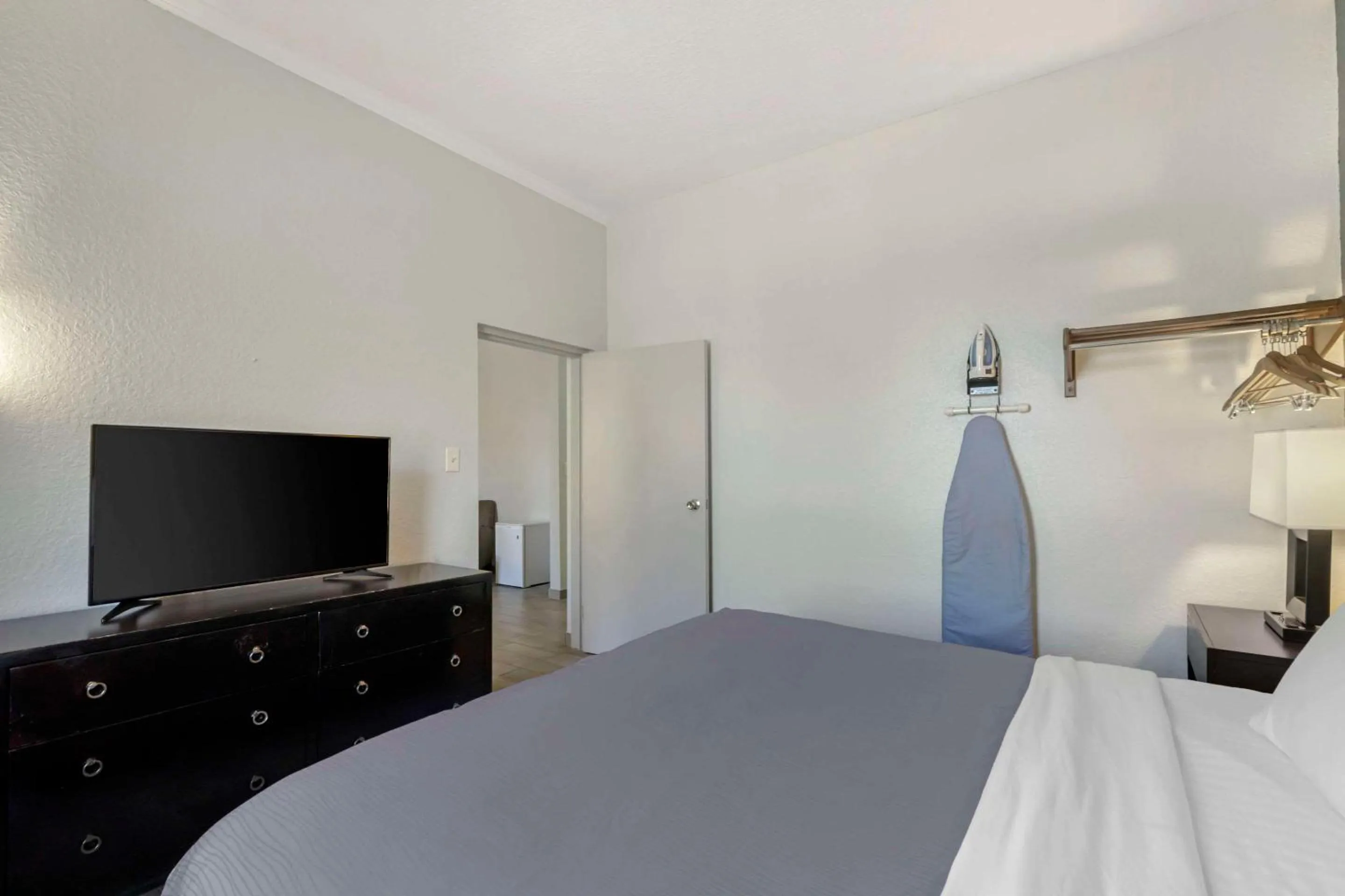 Bedroom, Bed in Rodeway Inn Wesley Chapel