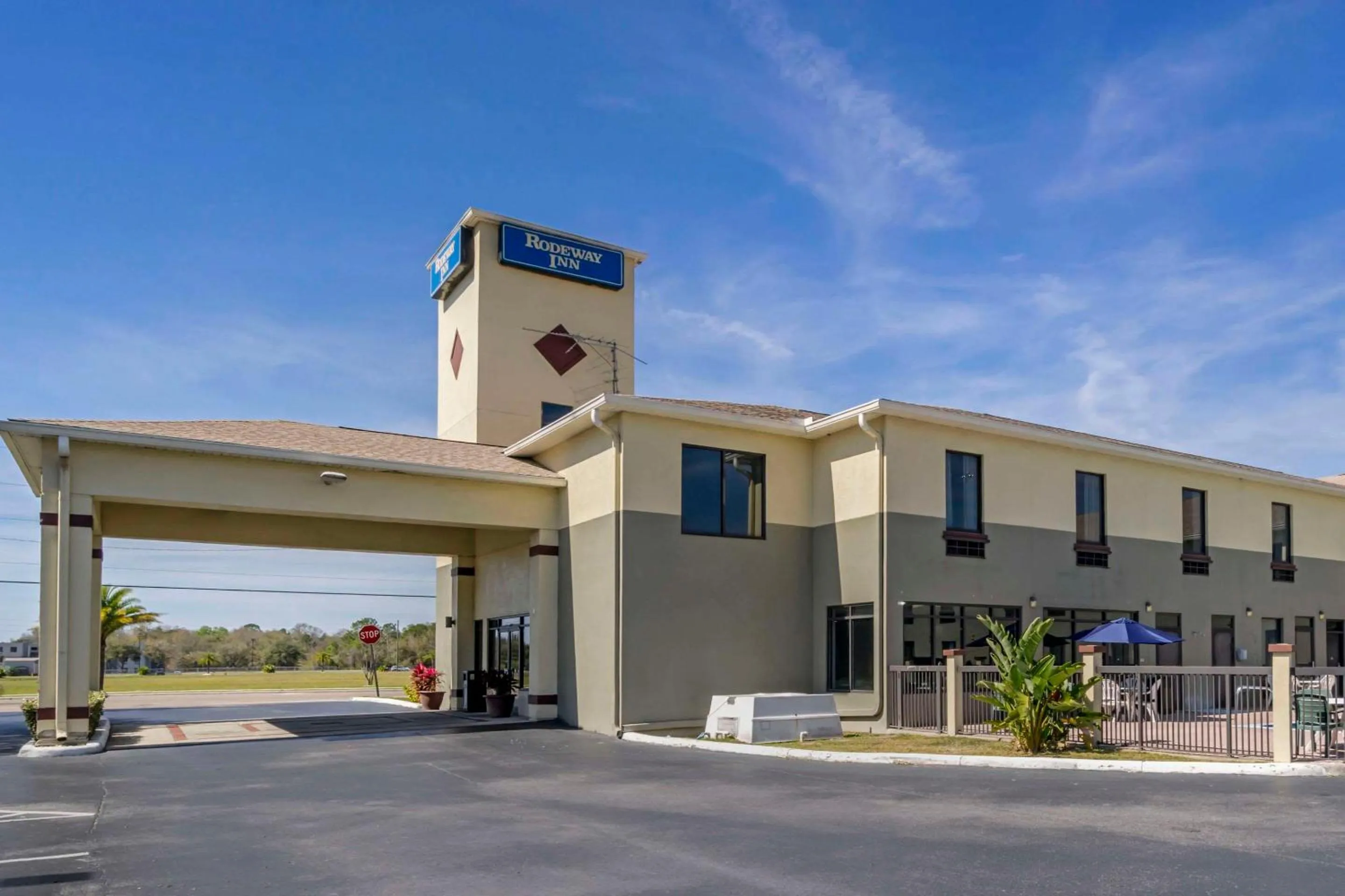 Property building in Rodeway Inn Wesley Chapel