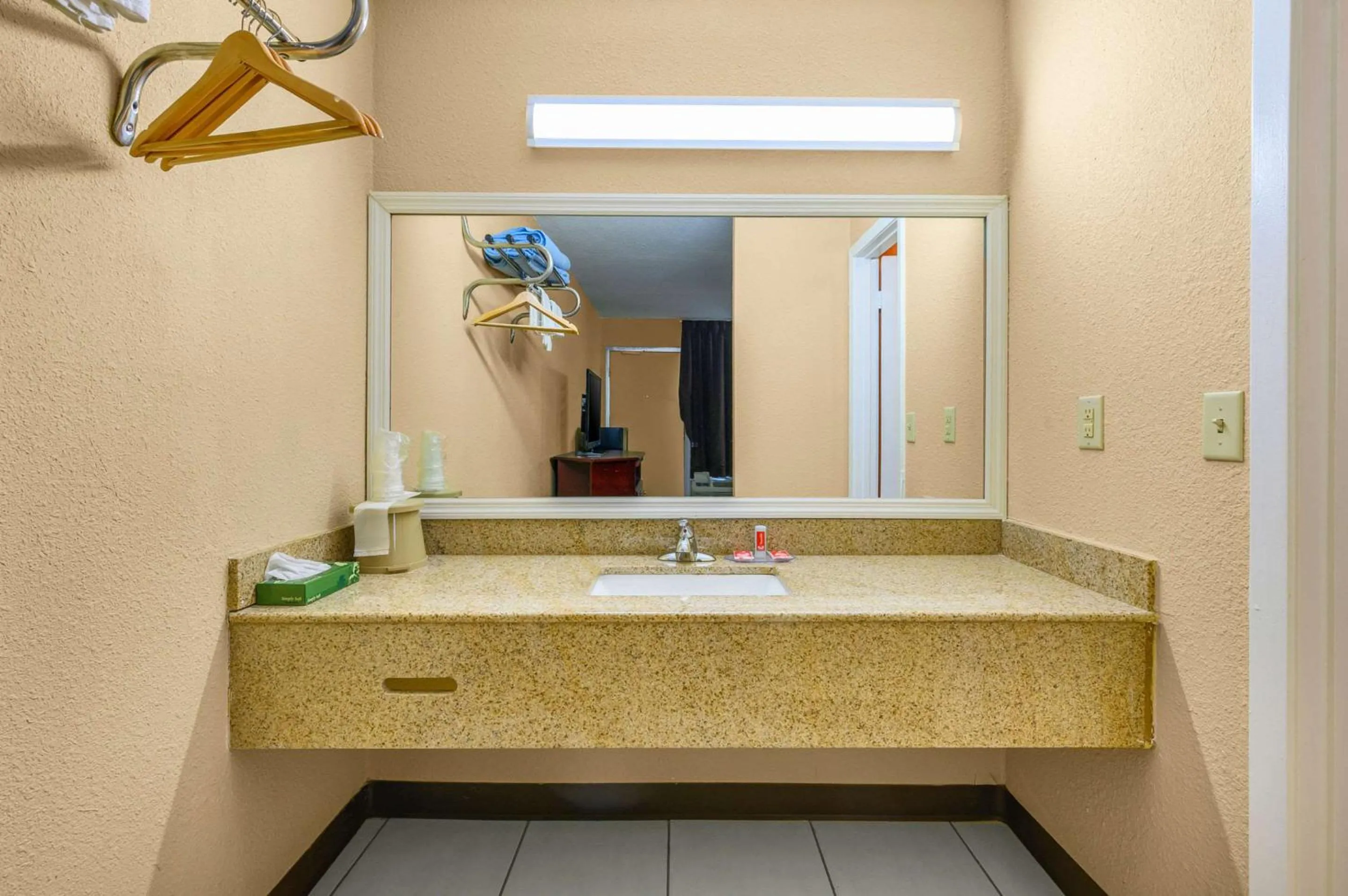 Bedroom in Econo Lodge Decatur South