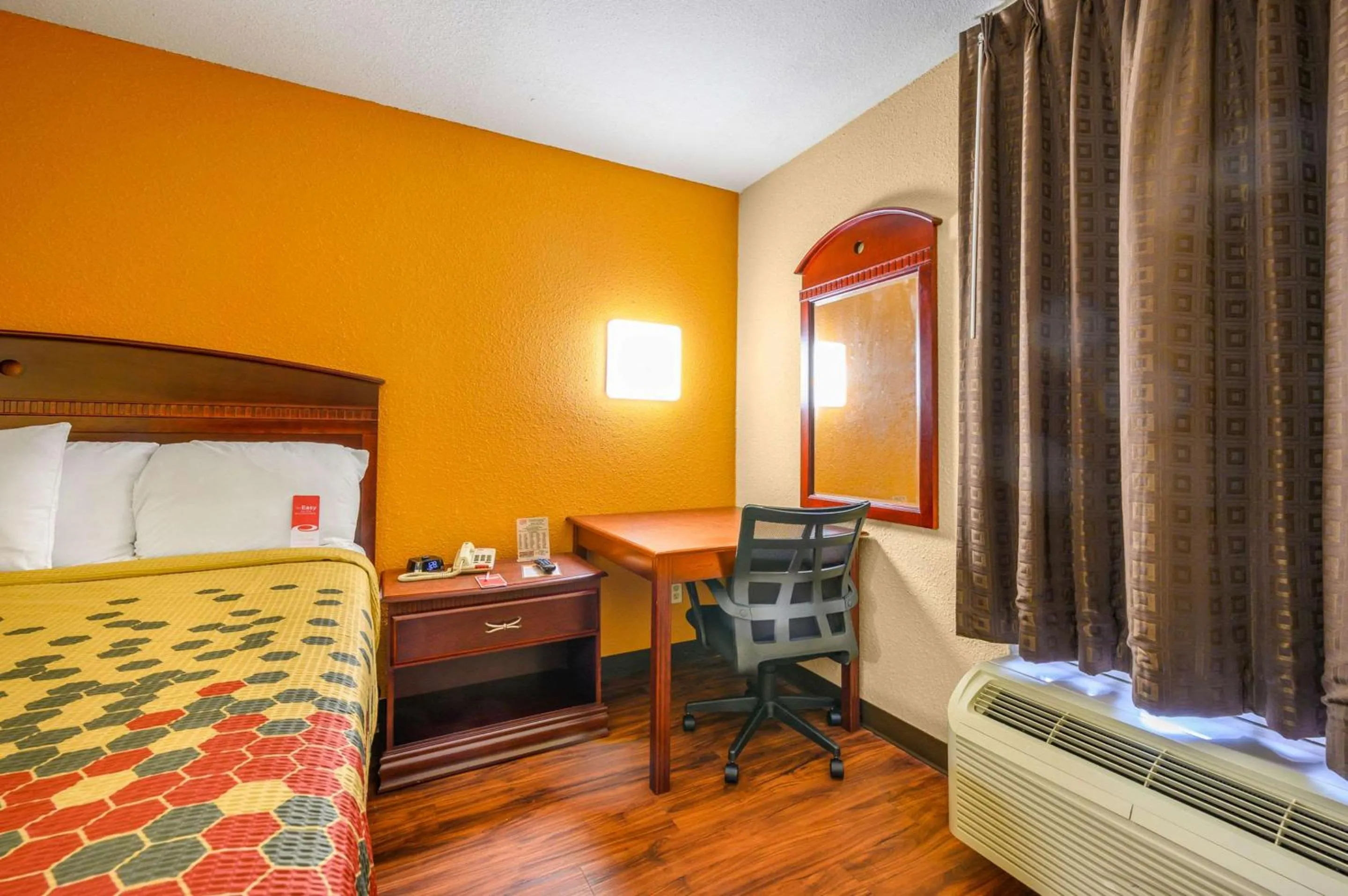 Bedroom, Bed in Econo Lodge Decatur South