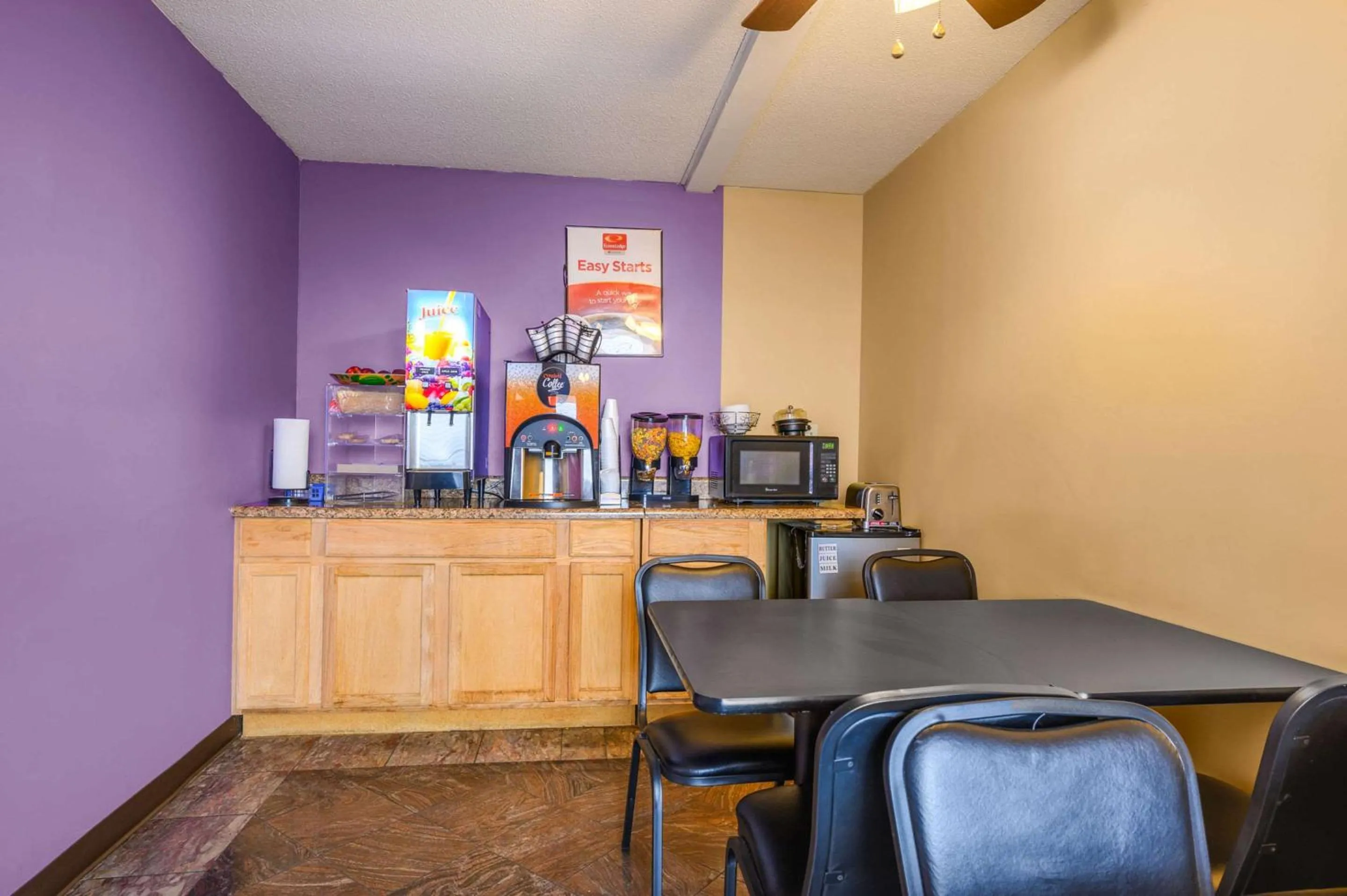 Breakfast in Econo Lodge Decatur South