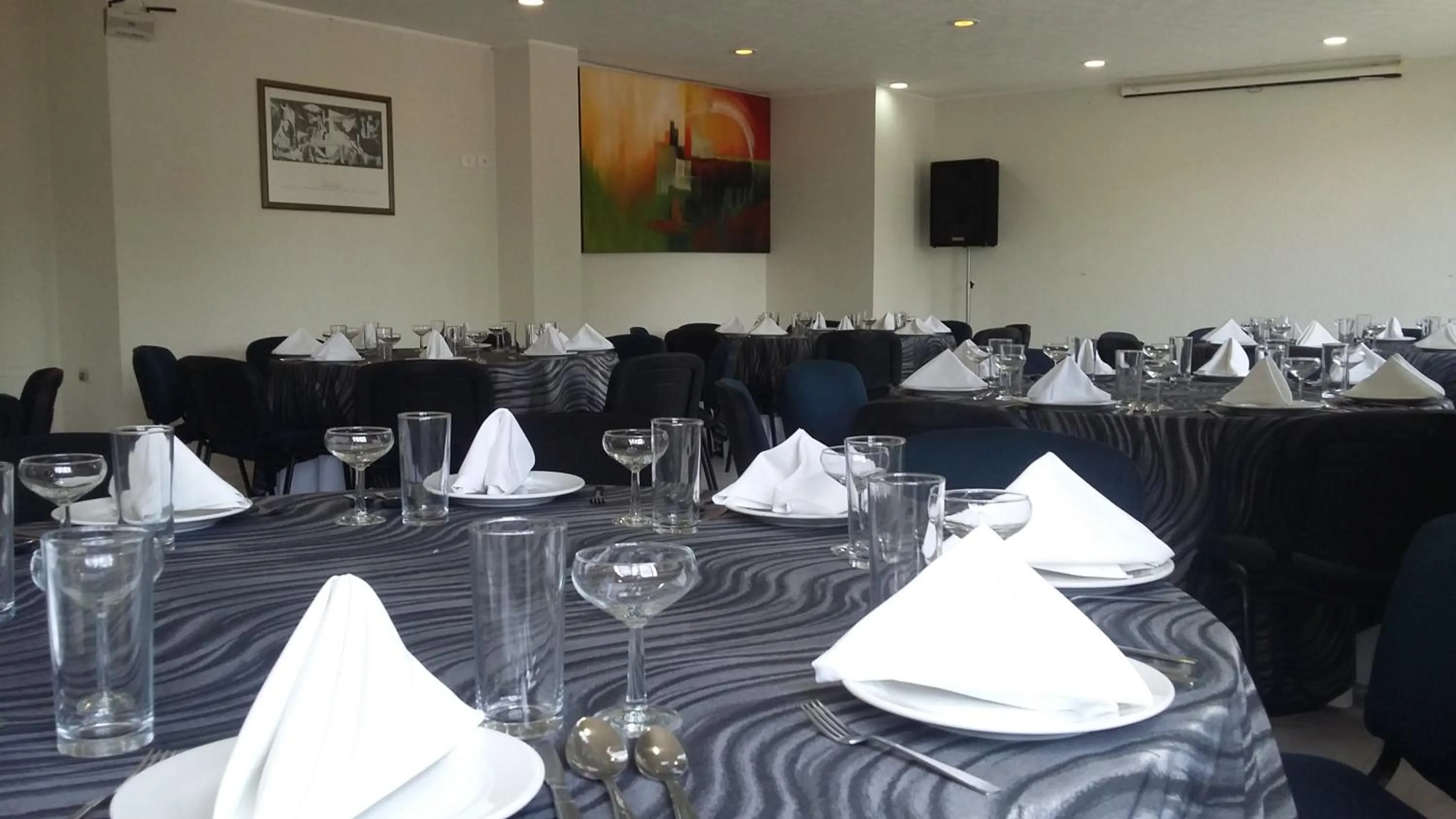 Communal lounge/ TV room in Hotel & Suites Real del Lago