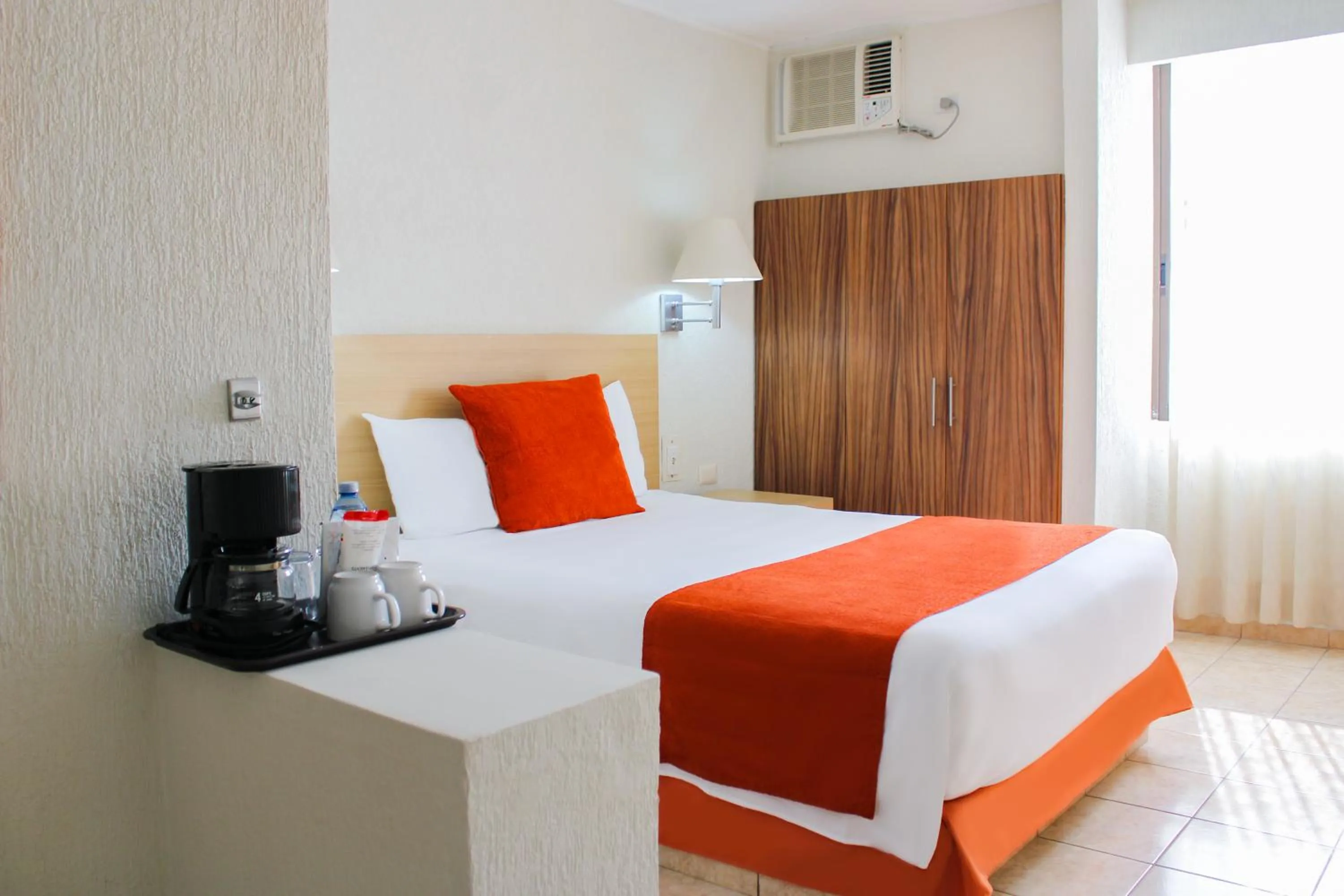 Coffee/tea facilities, Bed in Hotel & Suites Real del Lago