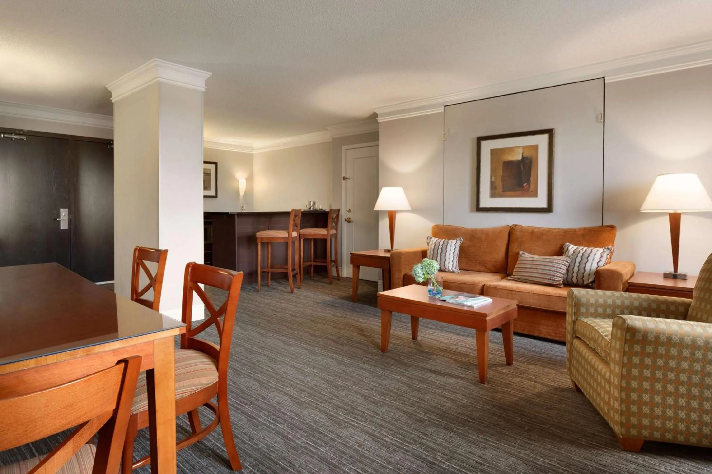 Living room in DoubleTree by Hilton Minneapolis Park Place