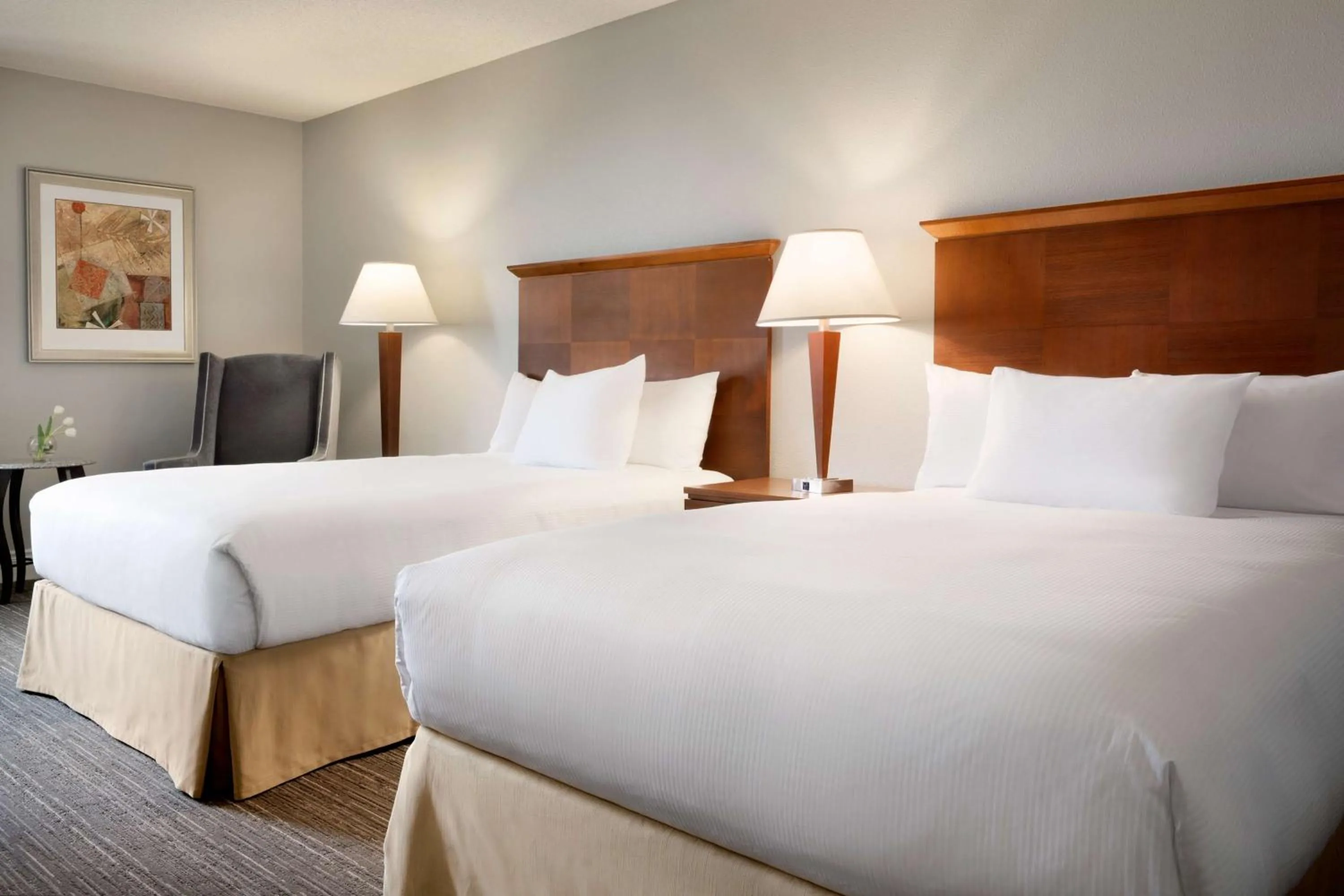 Bed in DoubleTree by Hilton Minneapolis Park Place