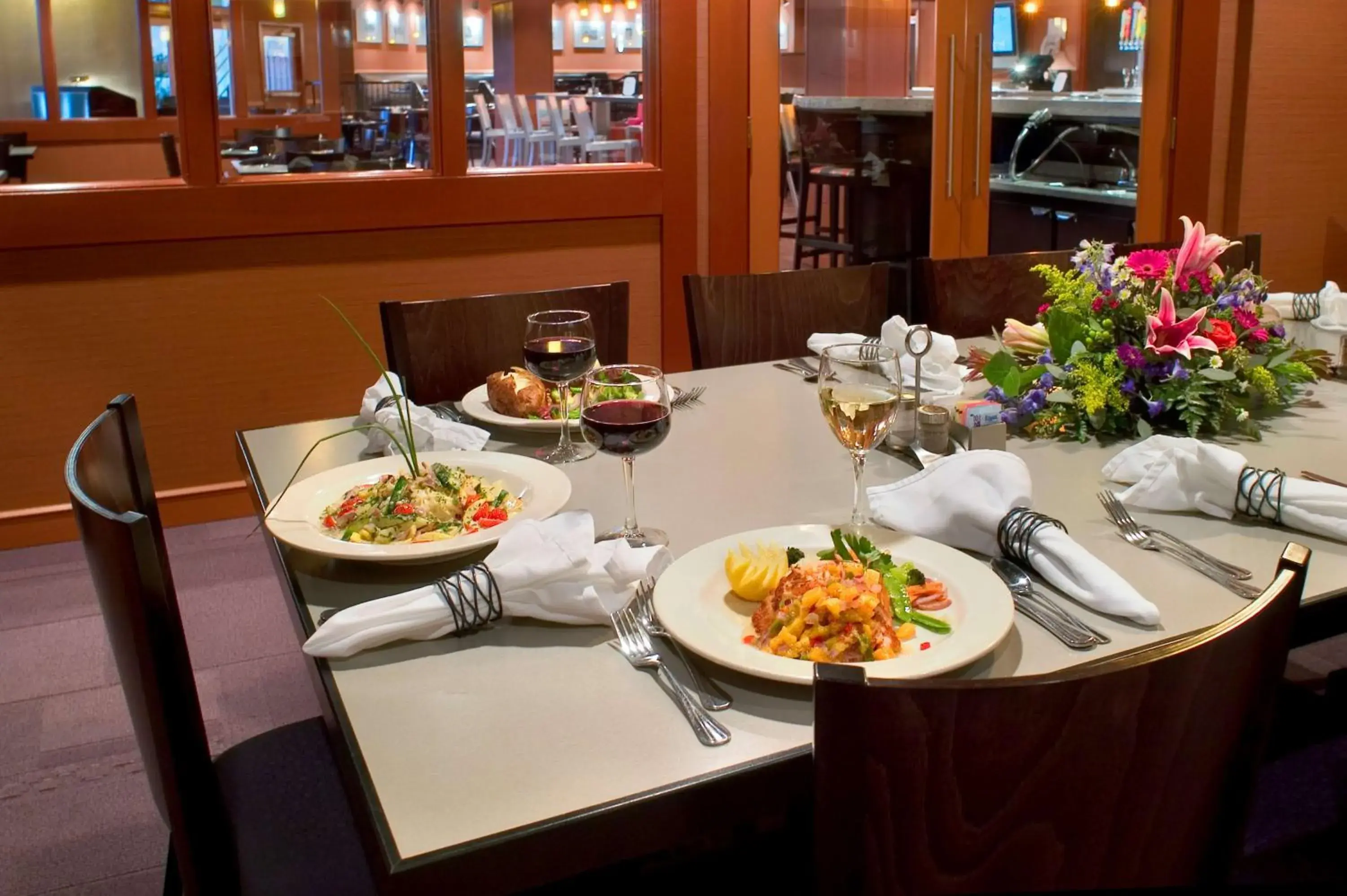 Restaurant/places to eat in DoubleTree by Hilton Minneapolis Park Place Restaurant/places to eat in DoubleTree by Hilton Minneapolis Park Place