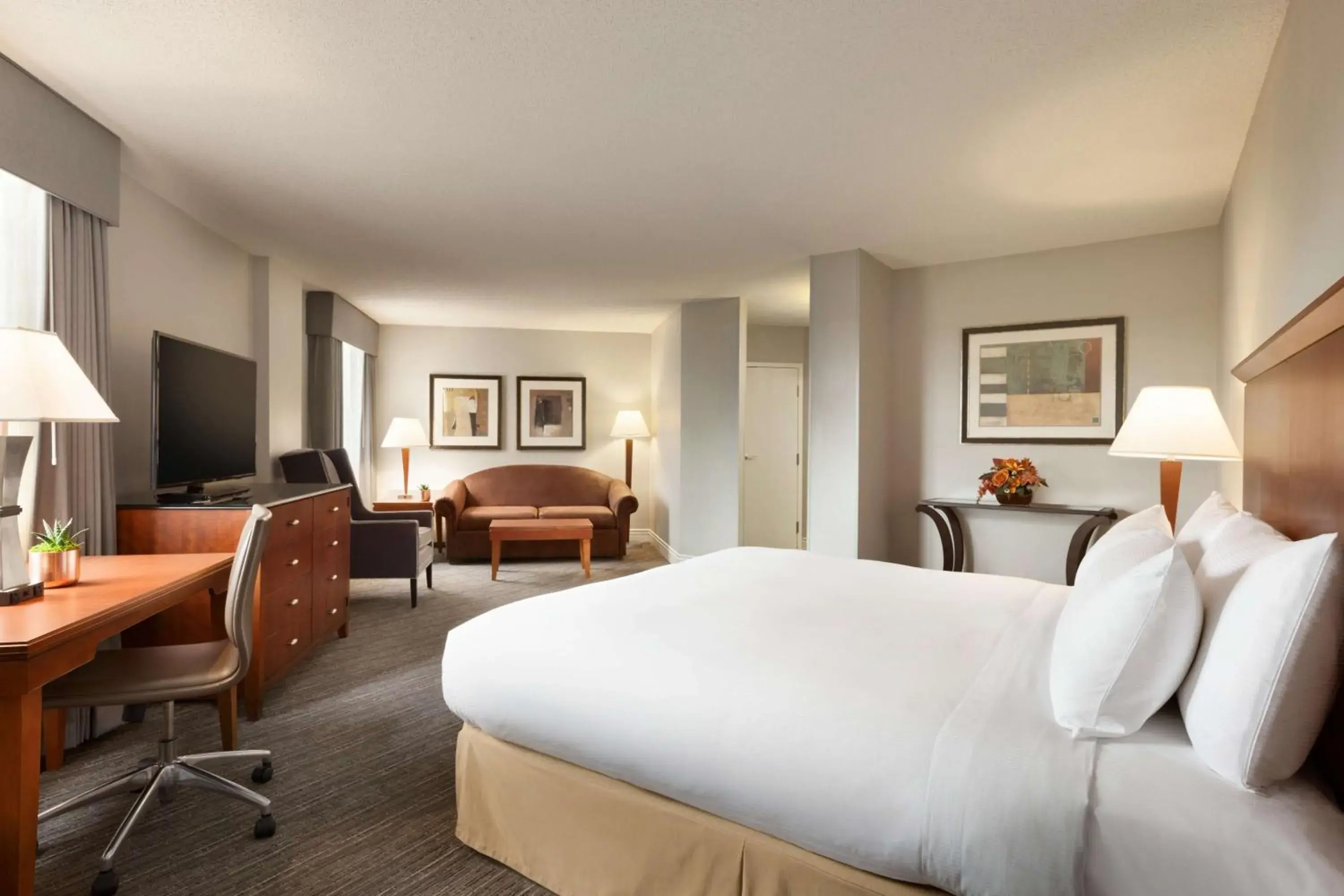 Junior King Suite with Seating Area in DoubleTree by Hilton Minneapolis Park Place Junior King Suite with Seating Area in DoubleTree by Hilton Minneapolis Park Place