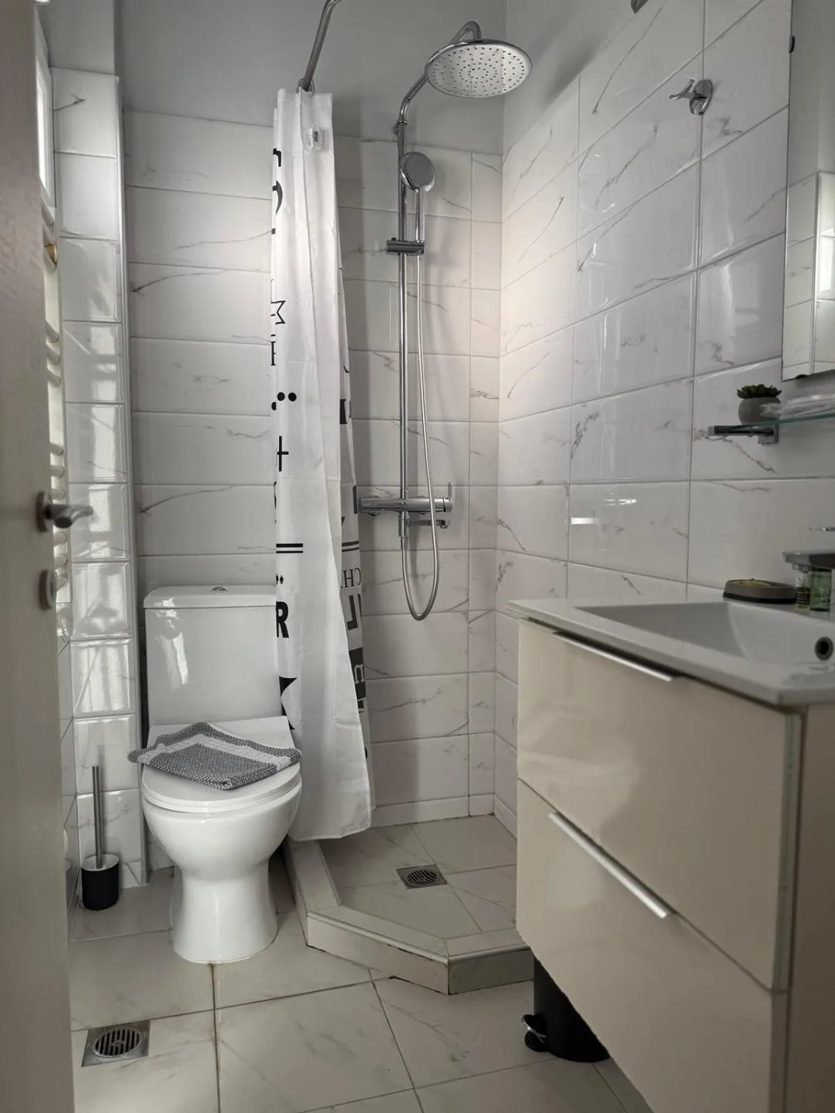 Shower in Luxor Premium Suites