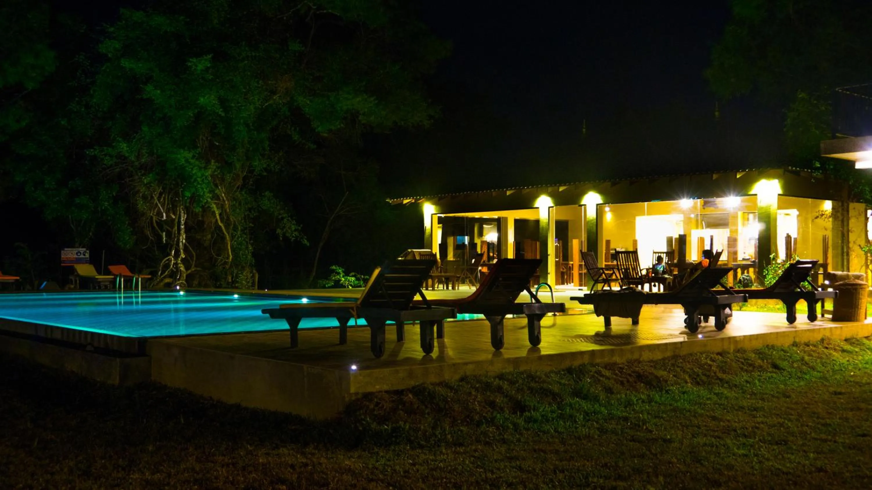 Swimming pool in Sigiriya King's Resort