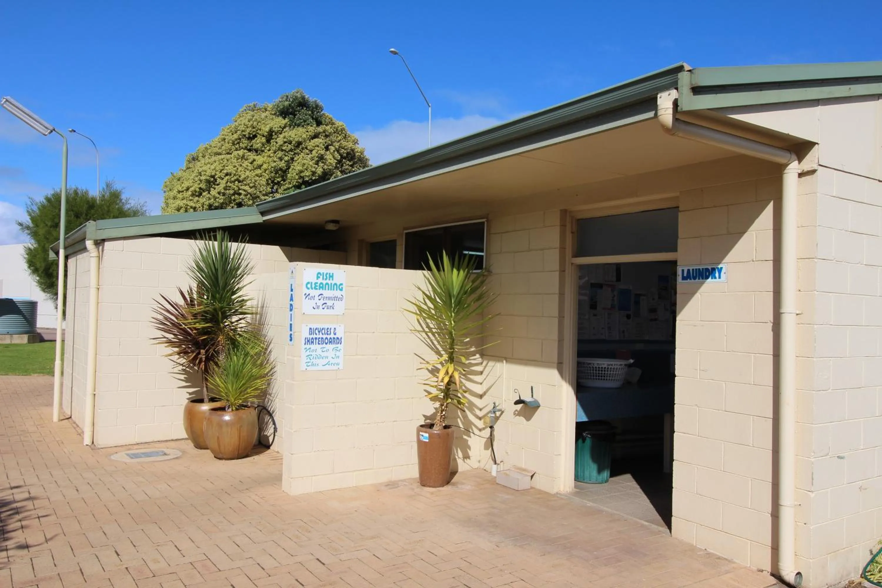 Facade/entrance in Esperance Bay Holiday Park