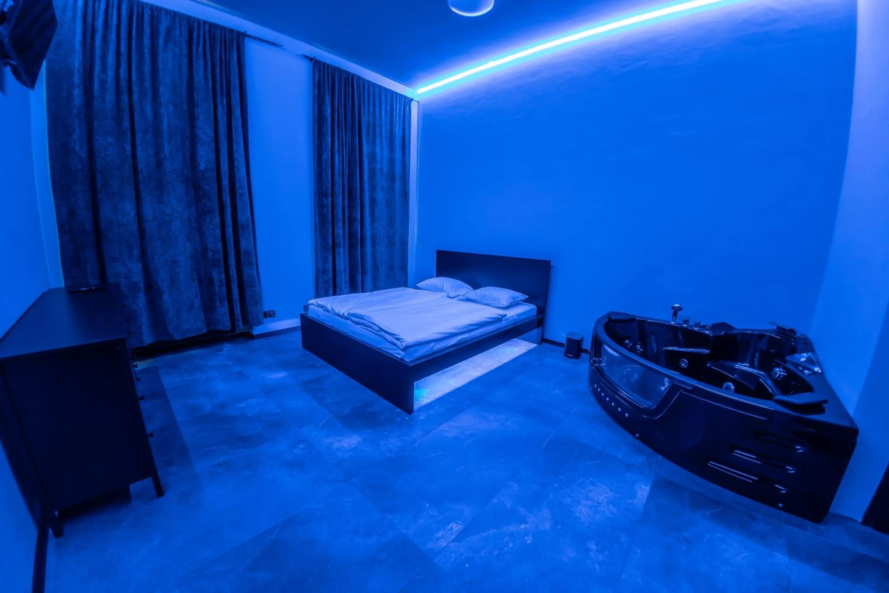 Photo of the whole room, Bed in Wellness Rooms Central