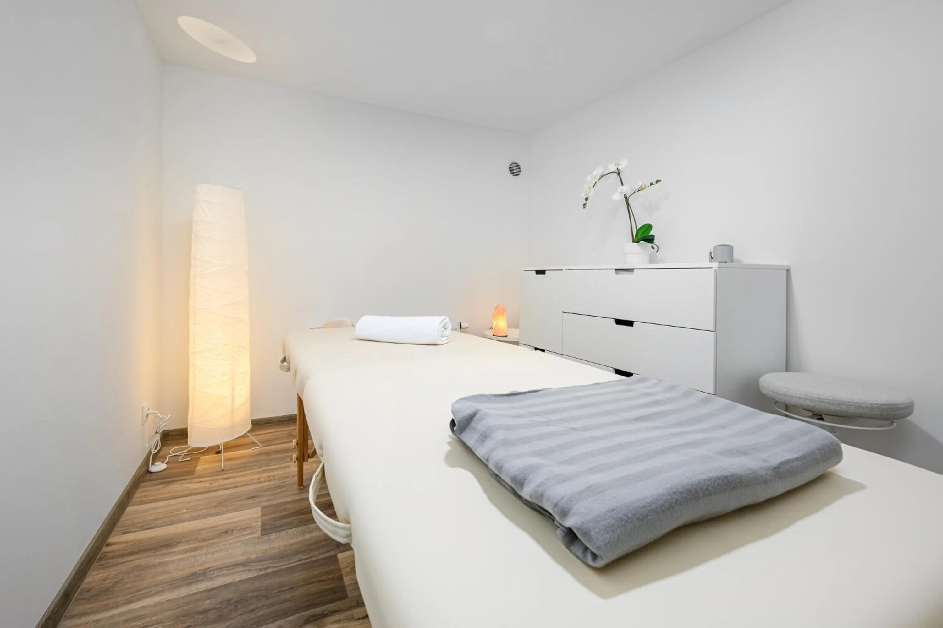 Massage, Bed in Wellness Rooms Central