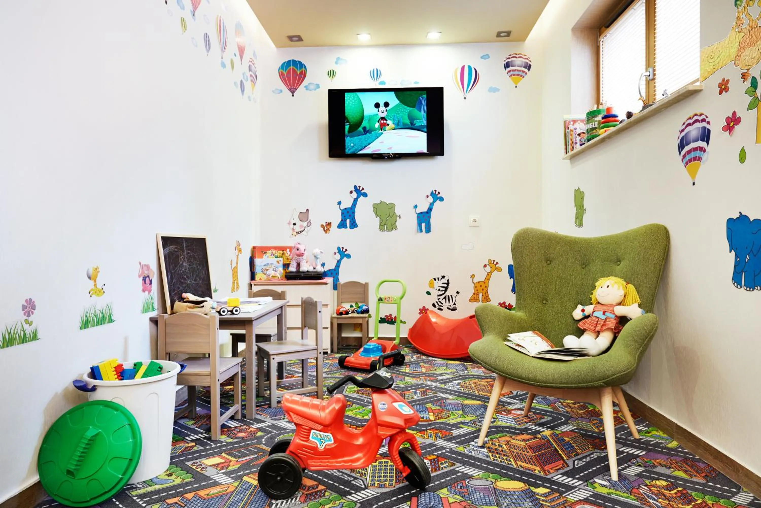 Communal lounge/ TV room in Aparthotel Cristal Resort Szklarska Poręba by Zdrojowa