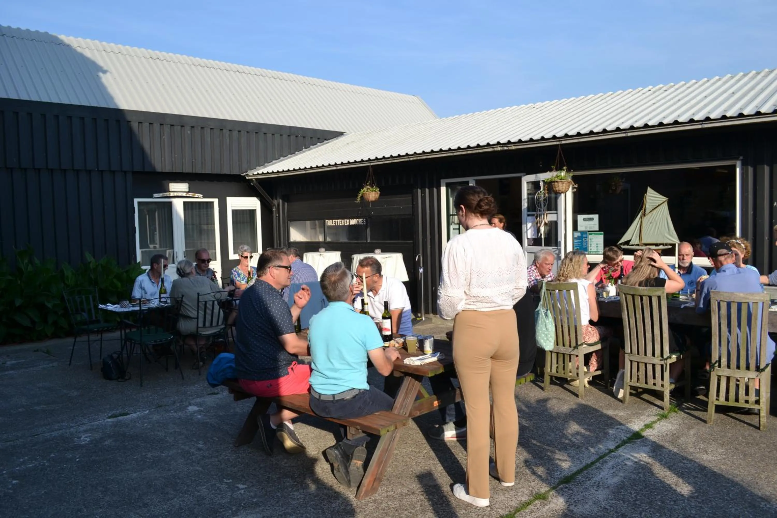 Restaurant/places to eat in lodge 61 hotel aan het water