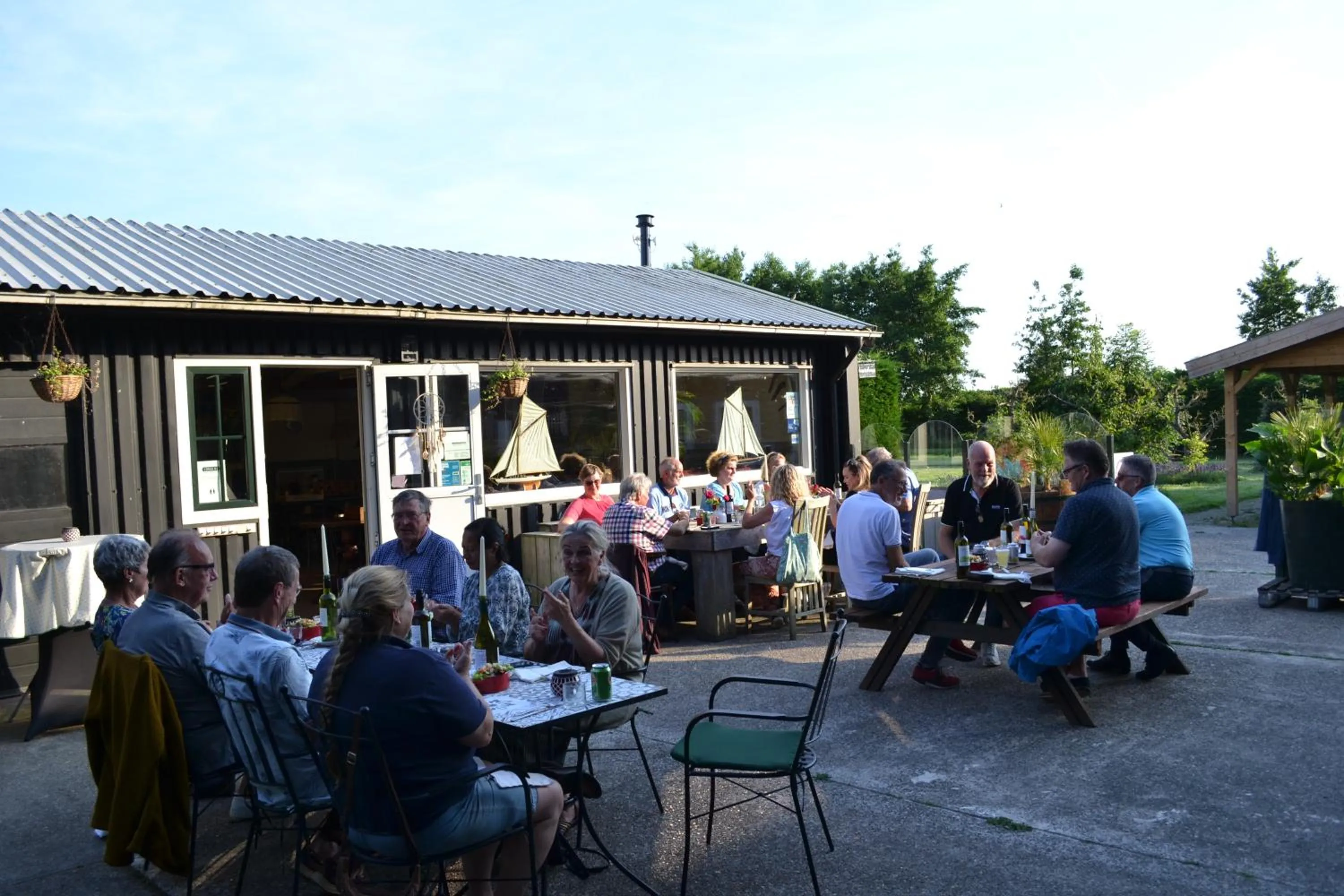 Restaurant/places to eat in lodge 61 hotel aan het water