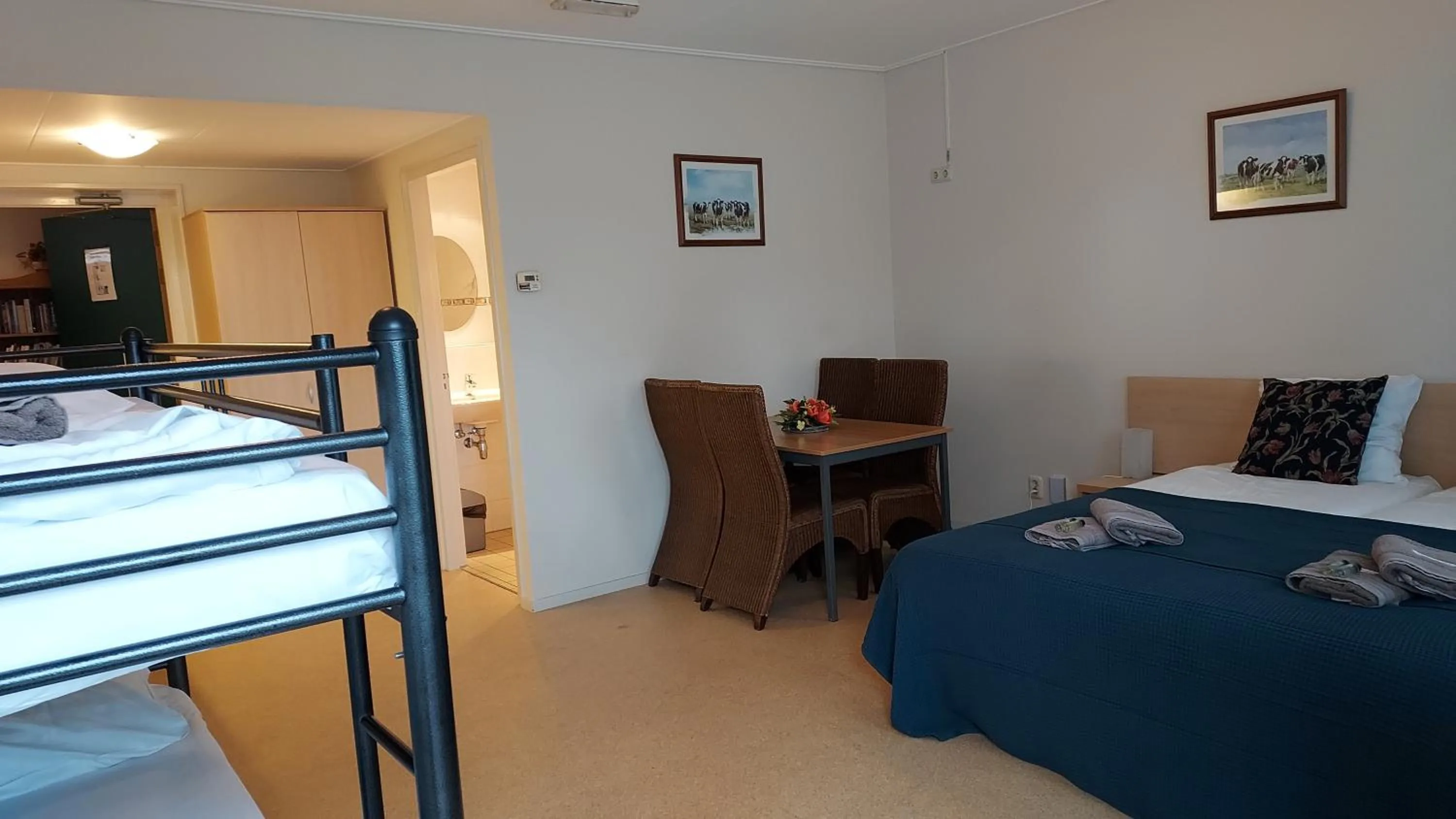 Property building, Bed in lodge 61 hotel aan het water