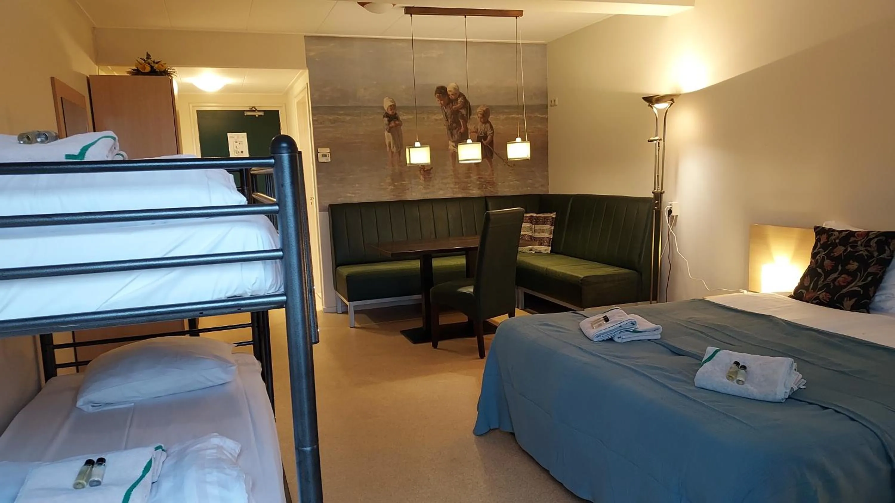 Property building, Bed in lodge 61 hotel aan het water