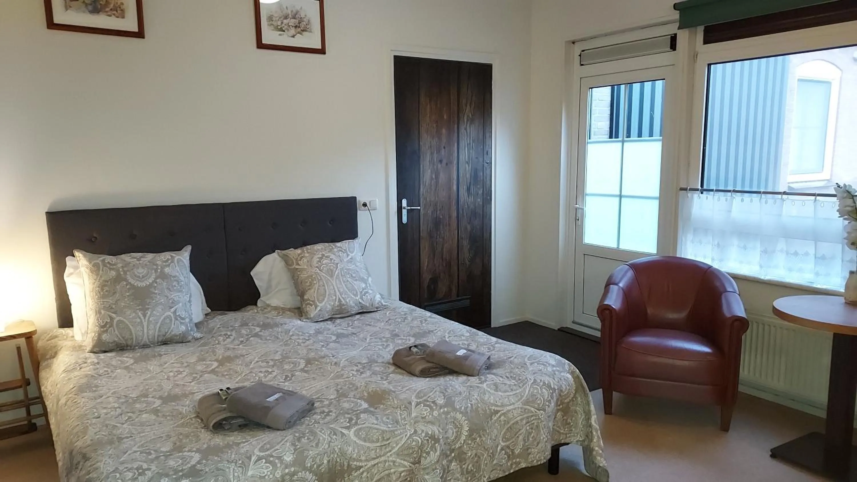 Property building, Bed in lodge 61 hotel aan het water