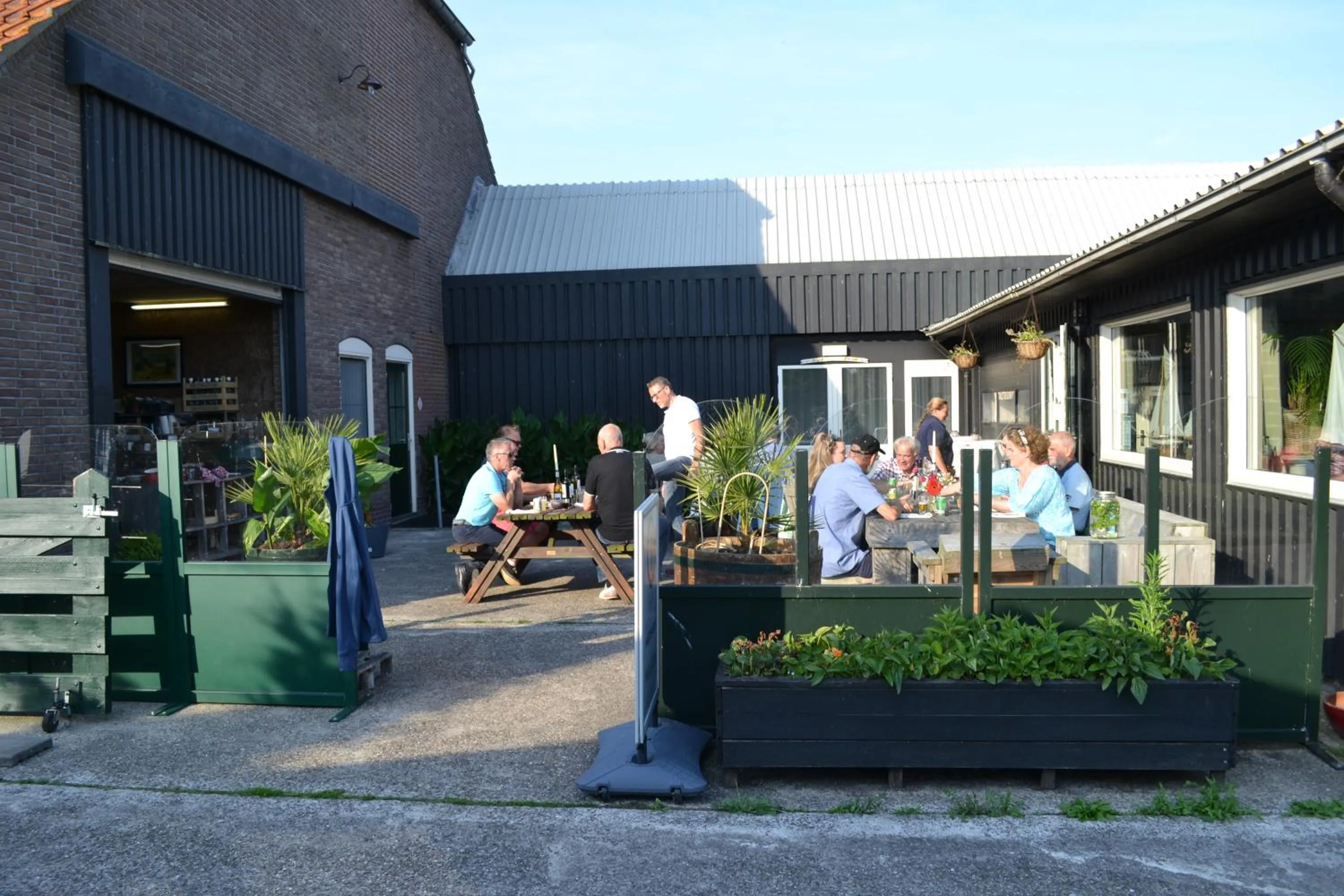 Restaurant/places to eat in lodge 61 hotel aan het water