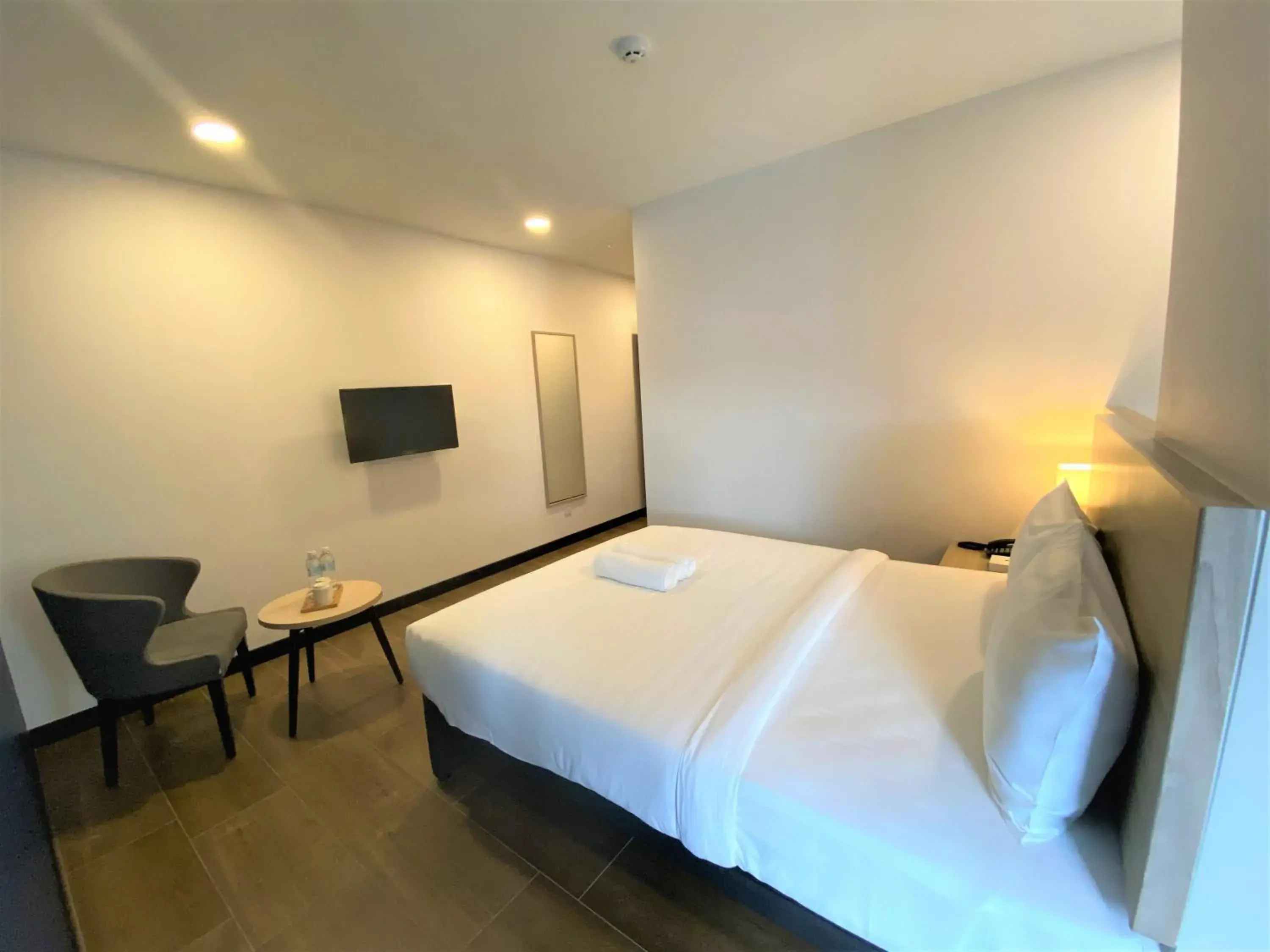 Bedroom, Bed in ZONE Hotels, Telok Panglima Garang