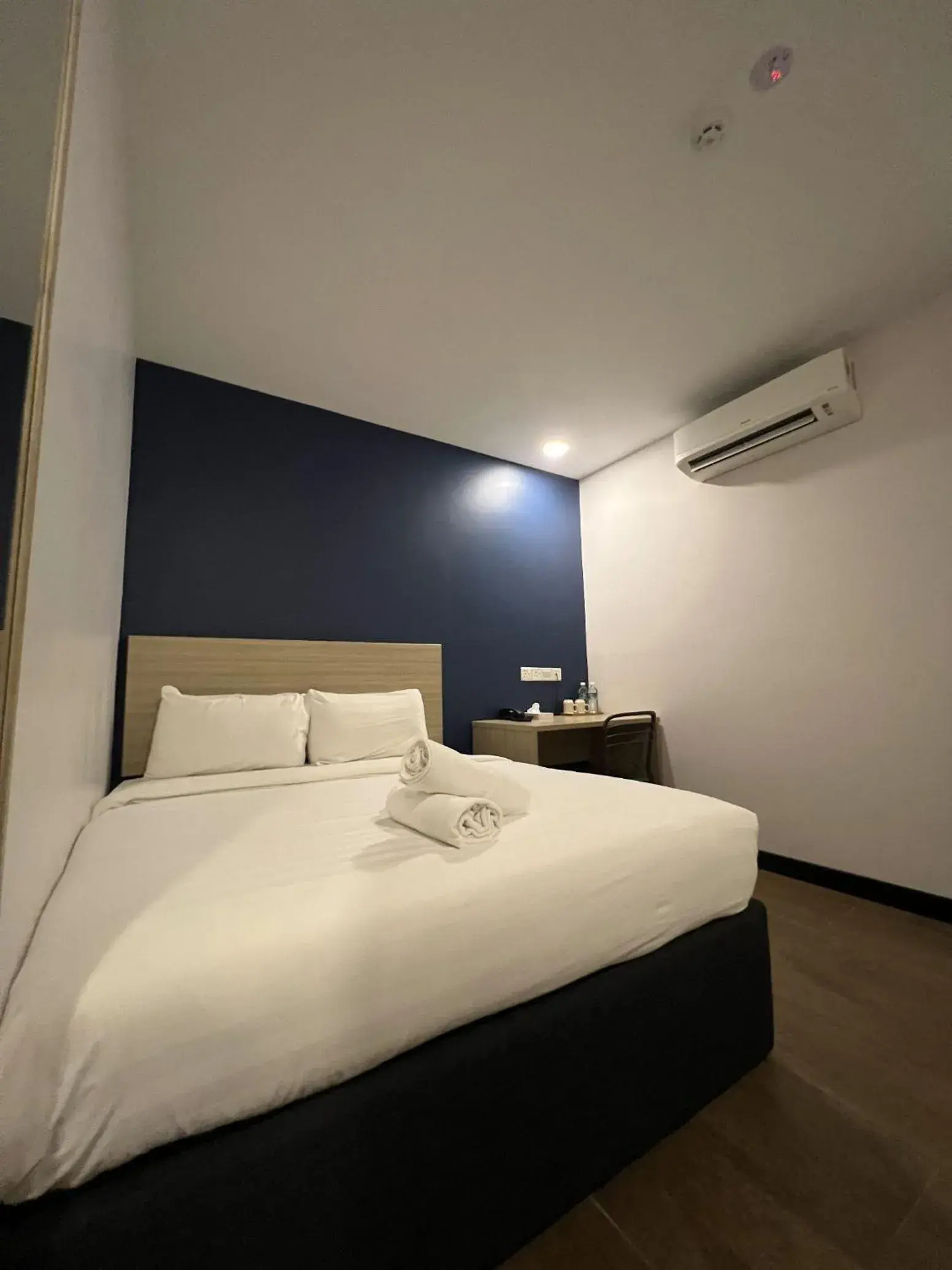 Bedroom, Bed in ZONE Hotels, Telok Panglima Garang