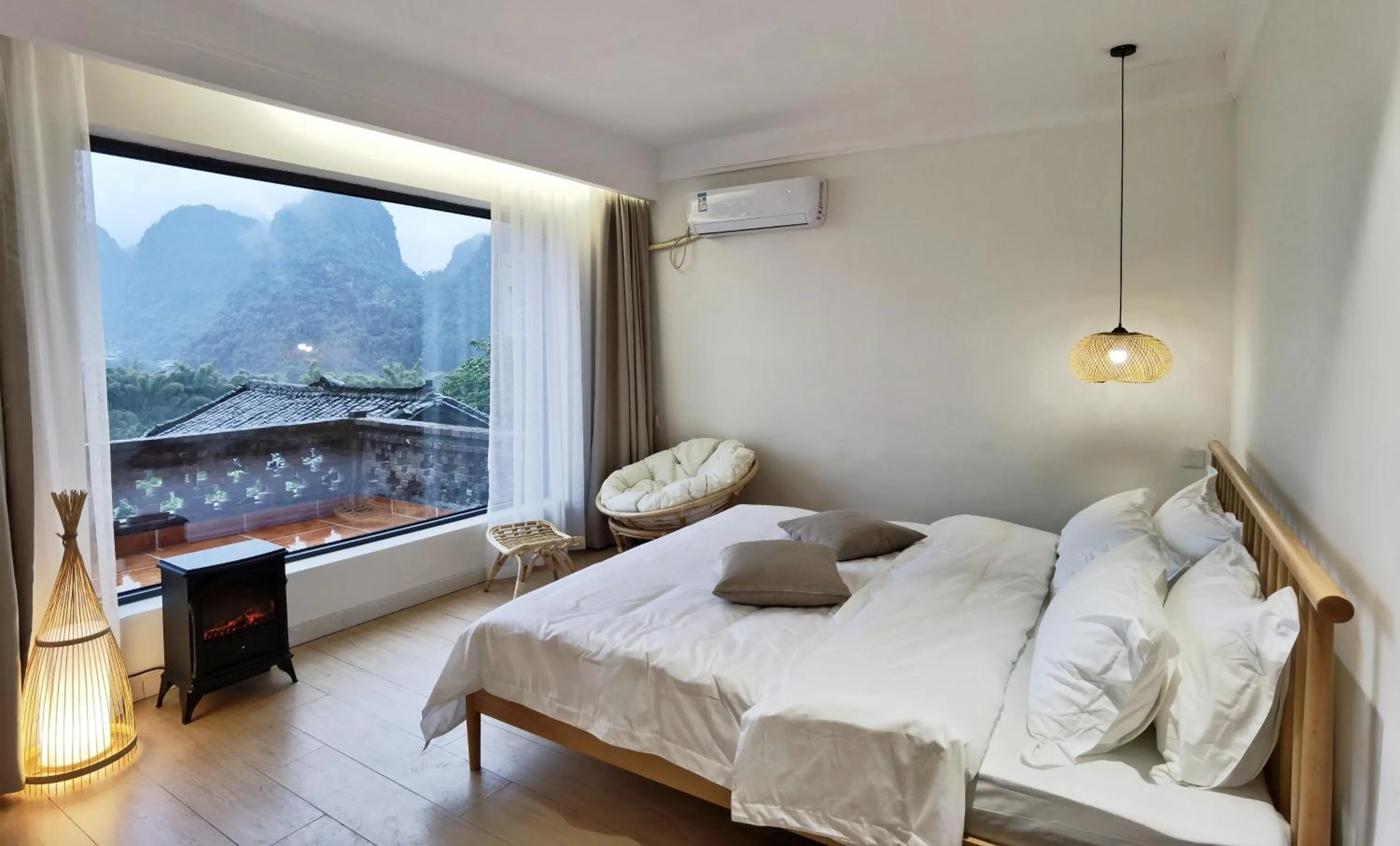 Photo of the whole room, Bed in Riverside Retreat Hotel