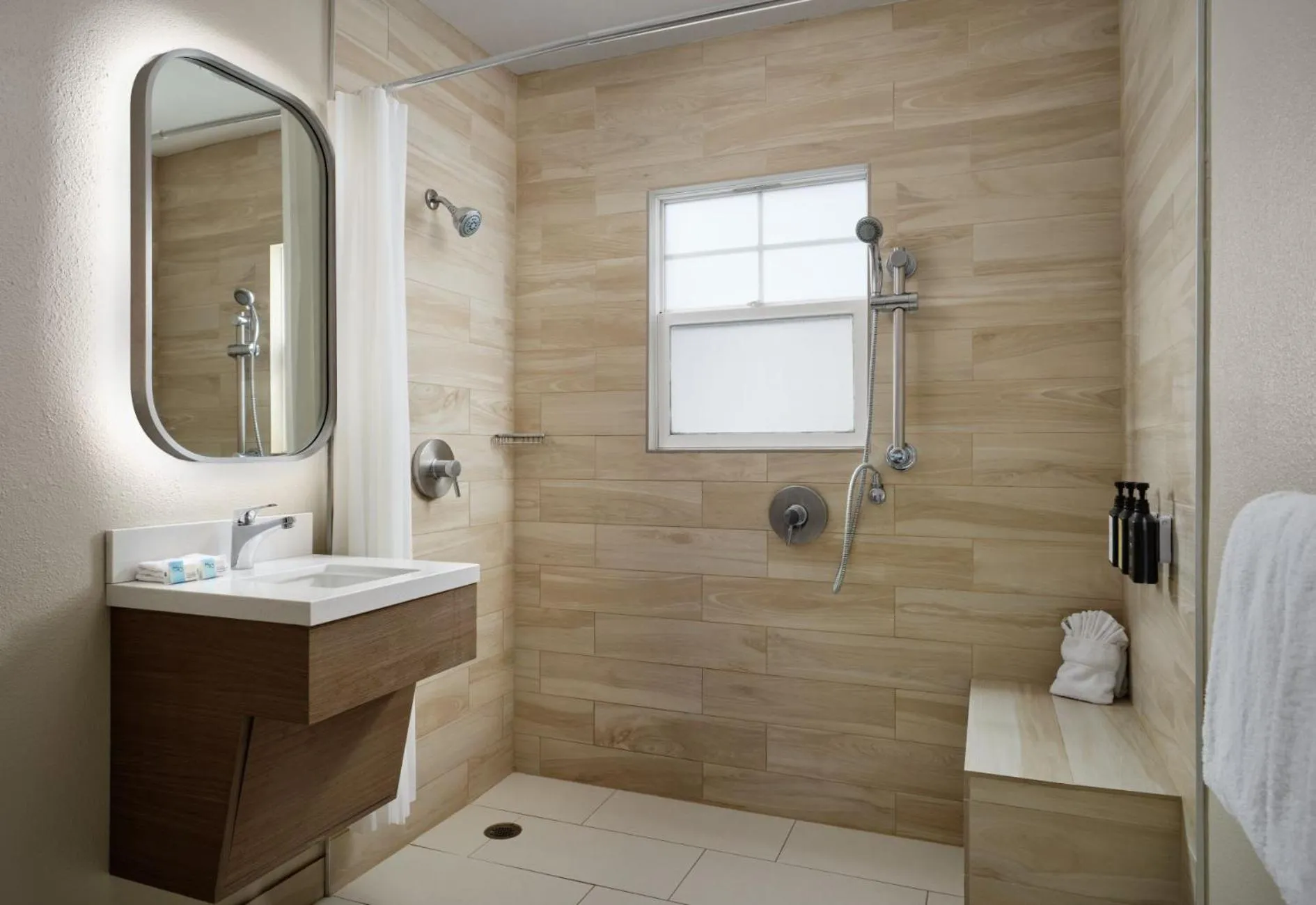 Shower in Diamond Head Inn