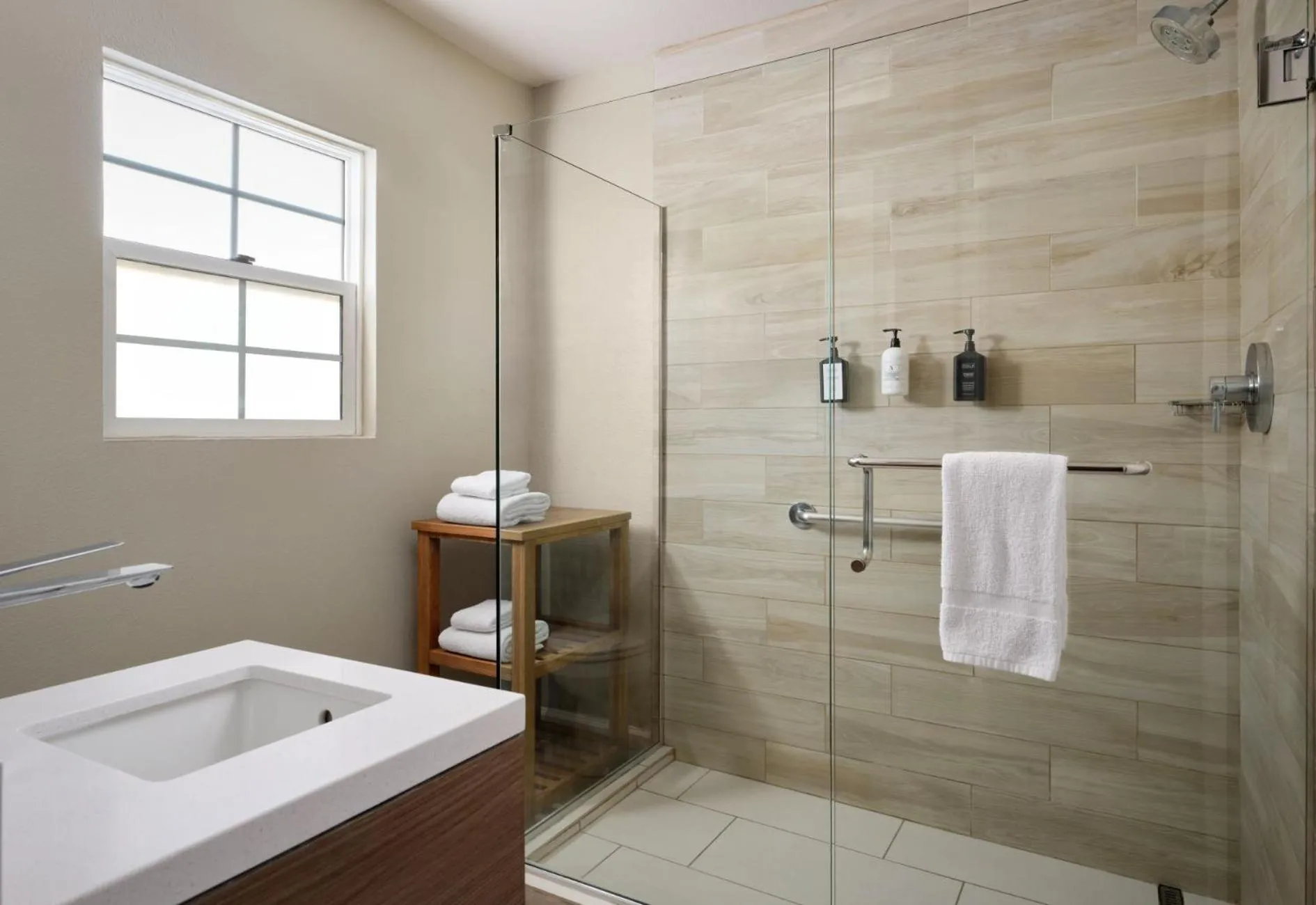 Shower in Diamond Head Inn